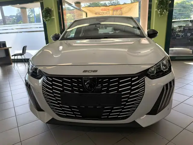 Peugeot 208 view 4