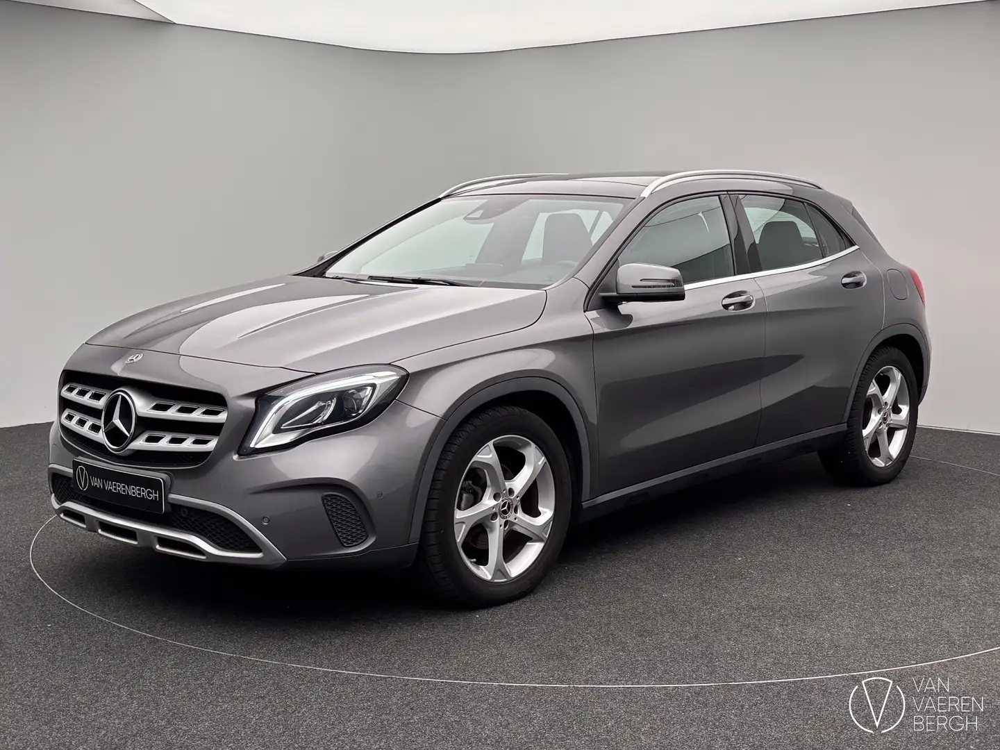 Mercedes-Benz GLA 180 Luxury Line Plateado - 1