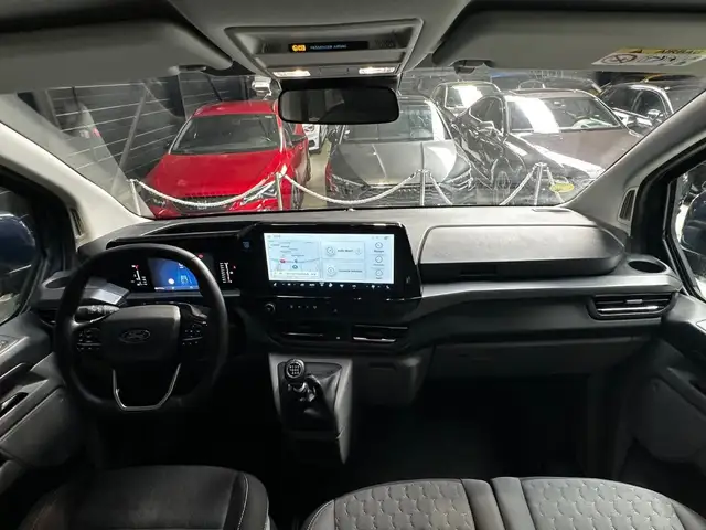 Ford Tourneo Custom view 11