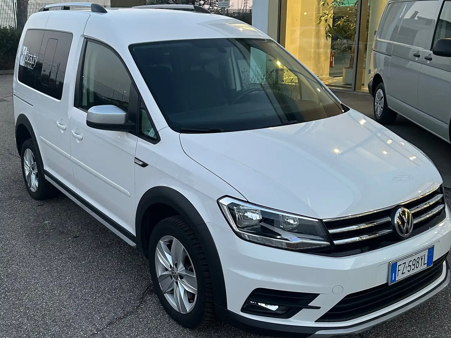 Volkswagen Caddy 4x4 Alltrack Bianco - 2