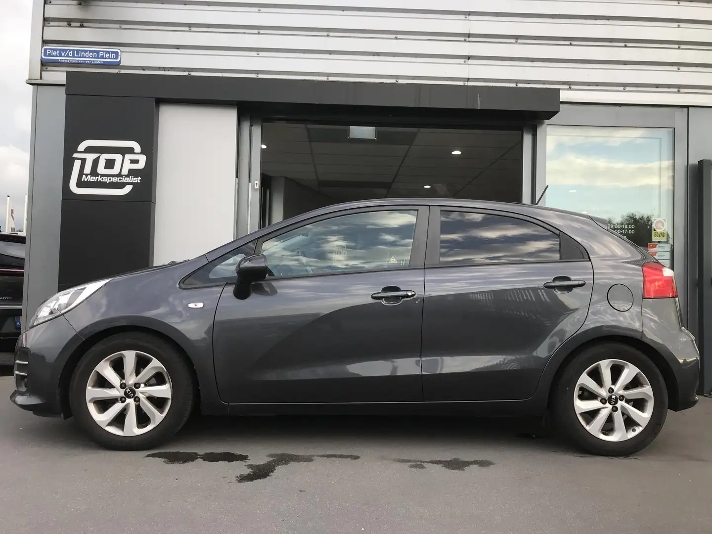Kia Rio 1.2 DynamicLine Navi Trekhaak dealer onderhouden Grijs - 2