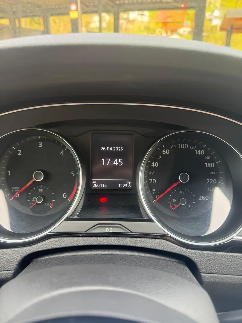 Volkswagen Passat Variant Passat Variant 2.0 TDI SCR DSG (BlueM. Tech) Highl Bílá - 1