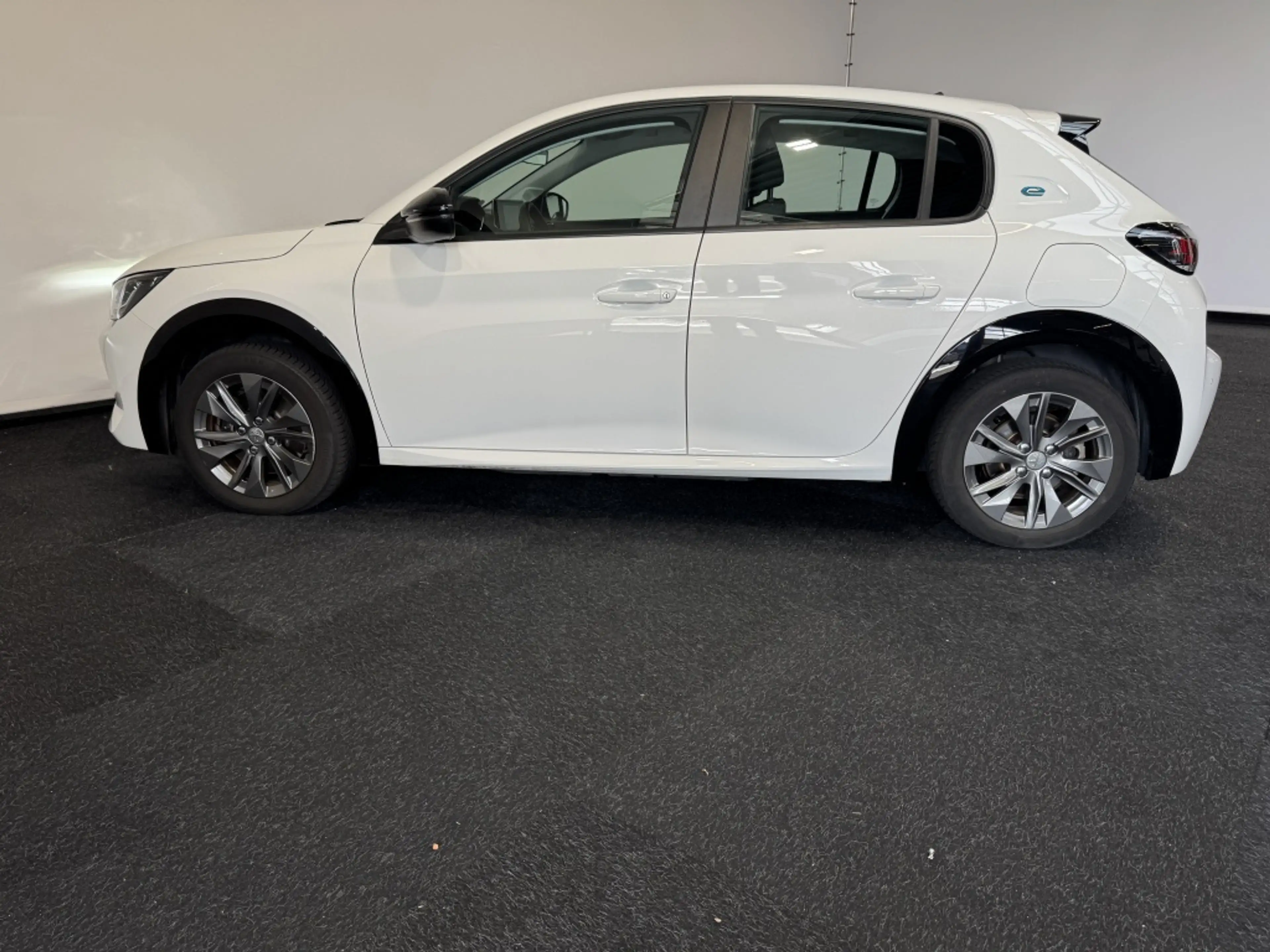 Peugeot e-208 GT Pack EV 50kWh 136 — photo 5
