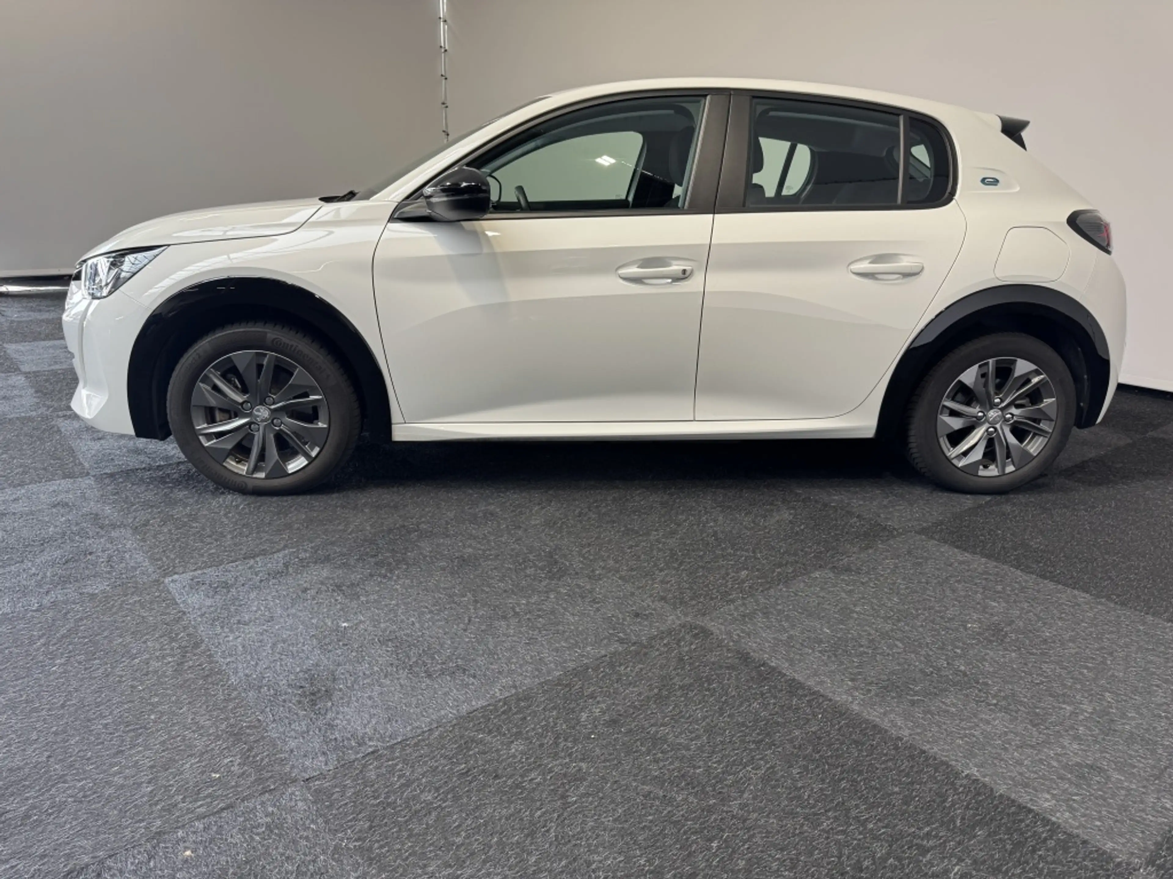 Peugeot e-208 GT Pack EV 50kWh 136 — photo 4