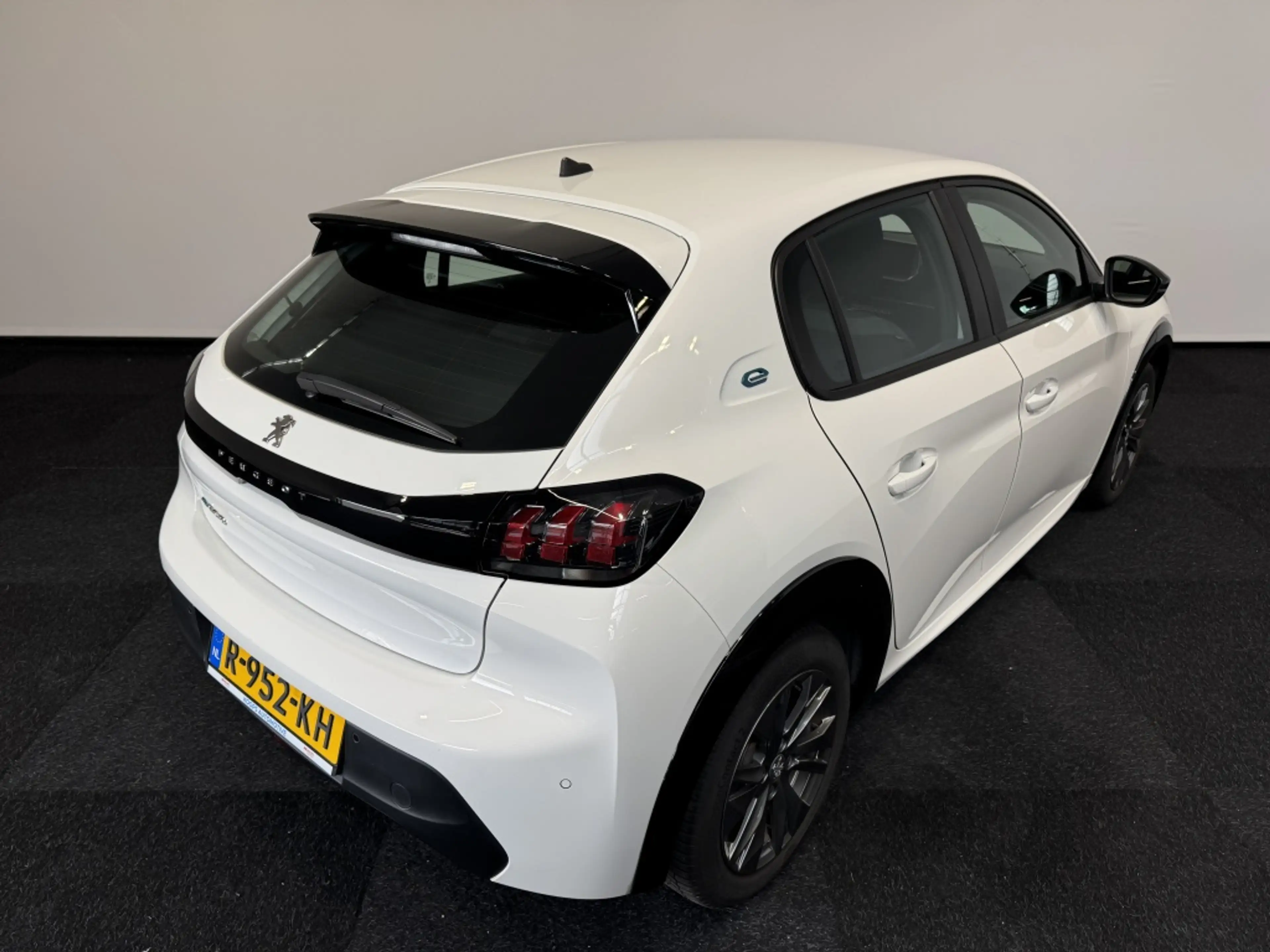 Peugeot e-208 GT Pack EV 50kWh 136 — photo 10