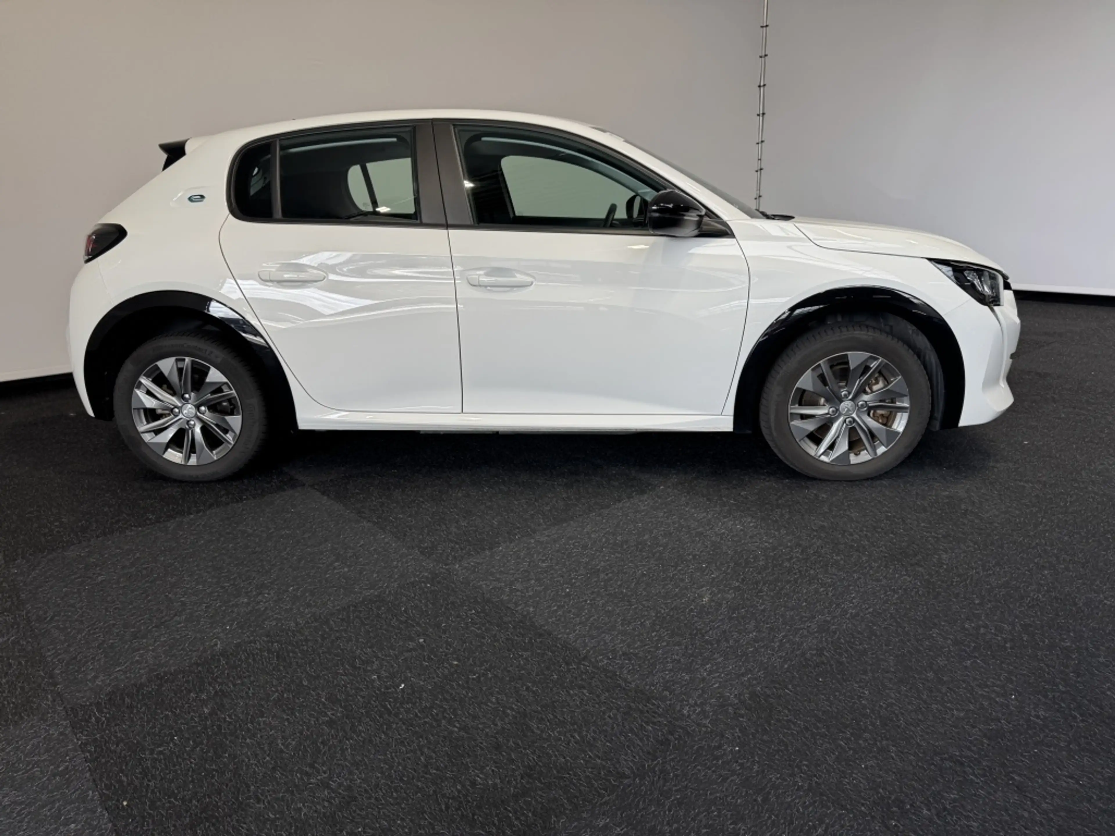 Peugeot e-208 GT Pack EV 50kWh 136 — photo 3
