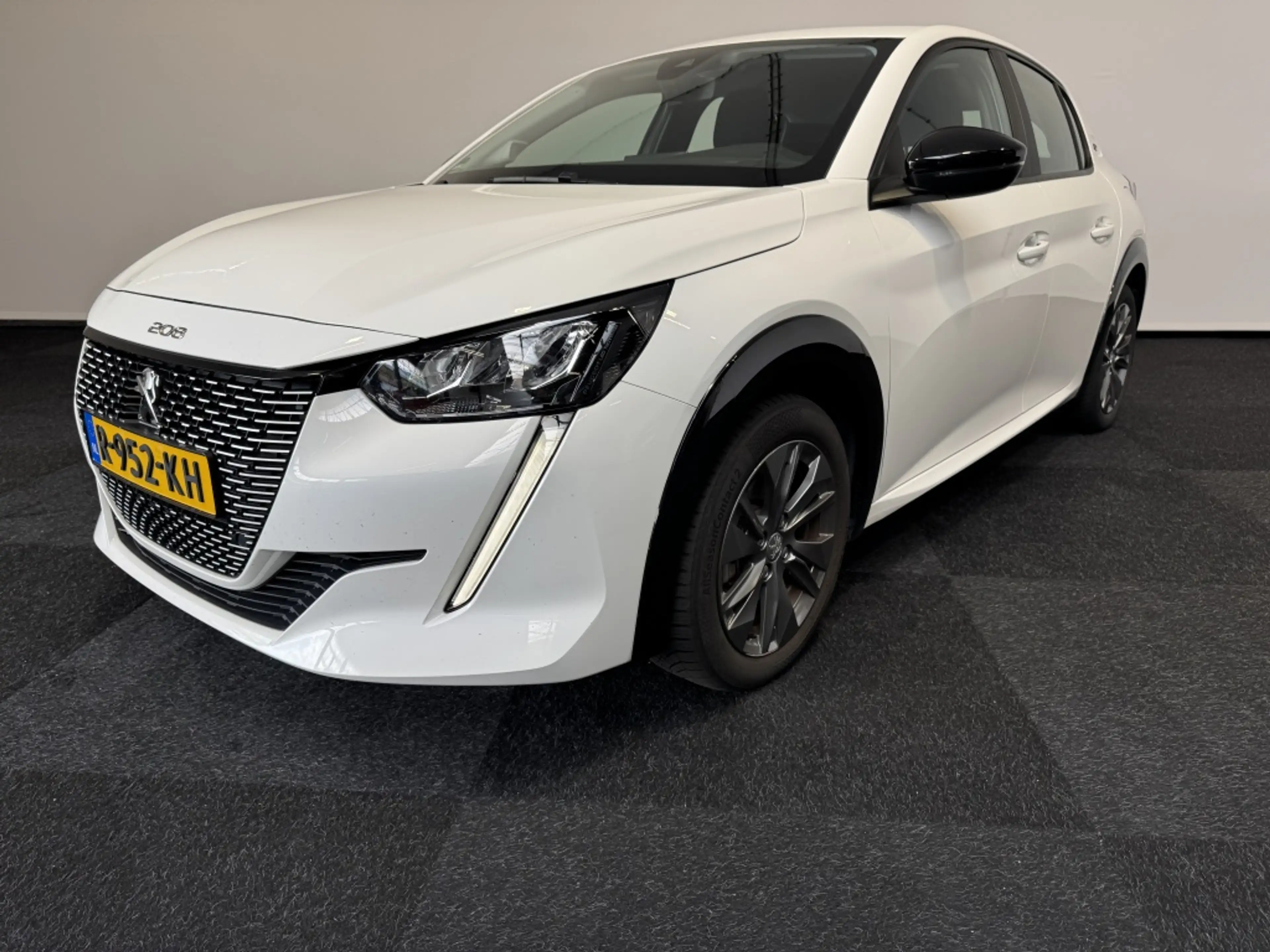 Peugeot e-208 GT Pack EV 50kWh 136 — photo 2