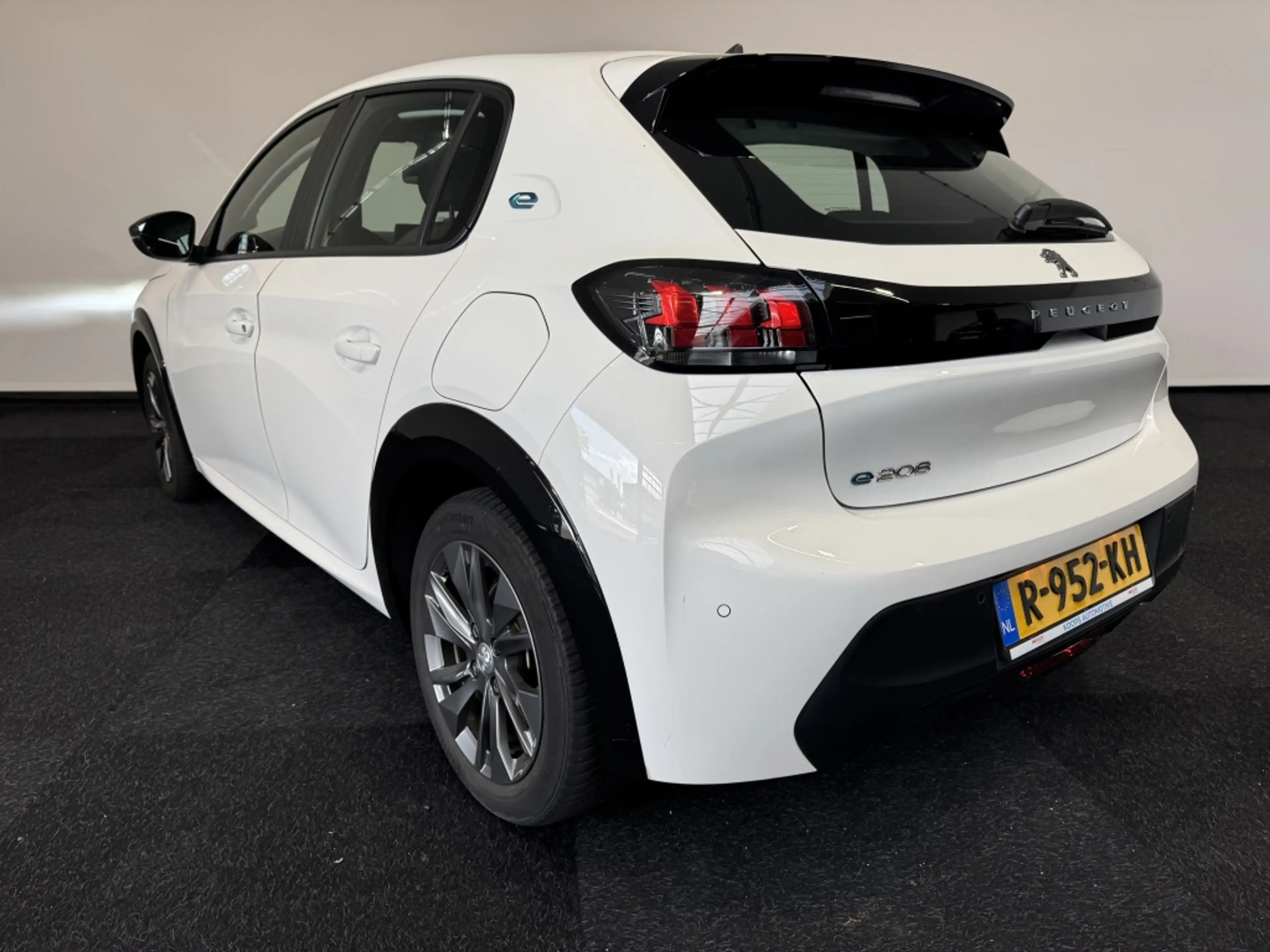 Peugeot e-208 GT Pack EV 50kWh 136 — photo 6