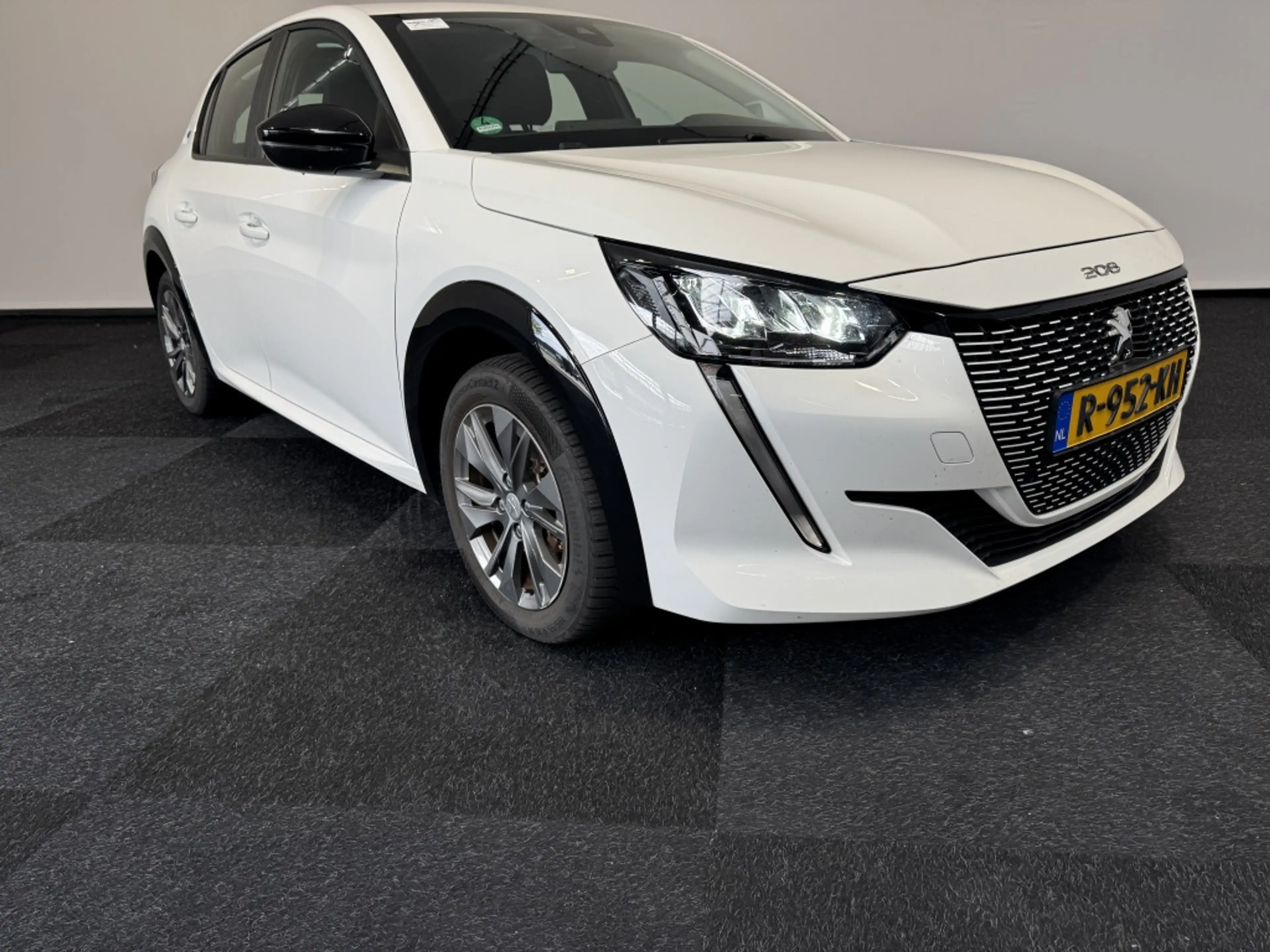 Peugeot e-208 GT Pack EV 50kWh 136 — photo 12