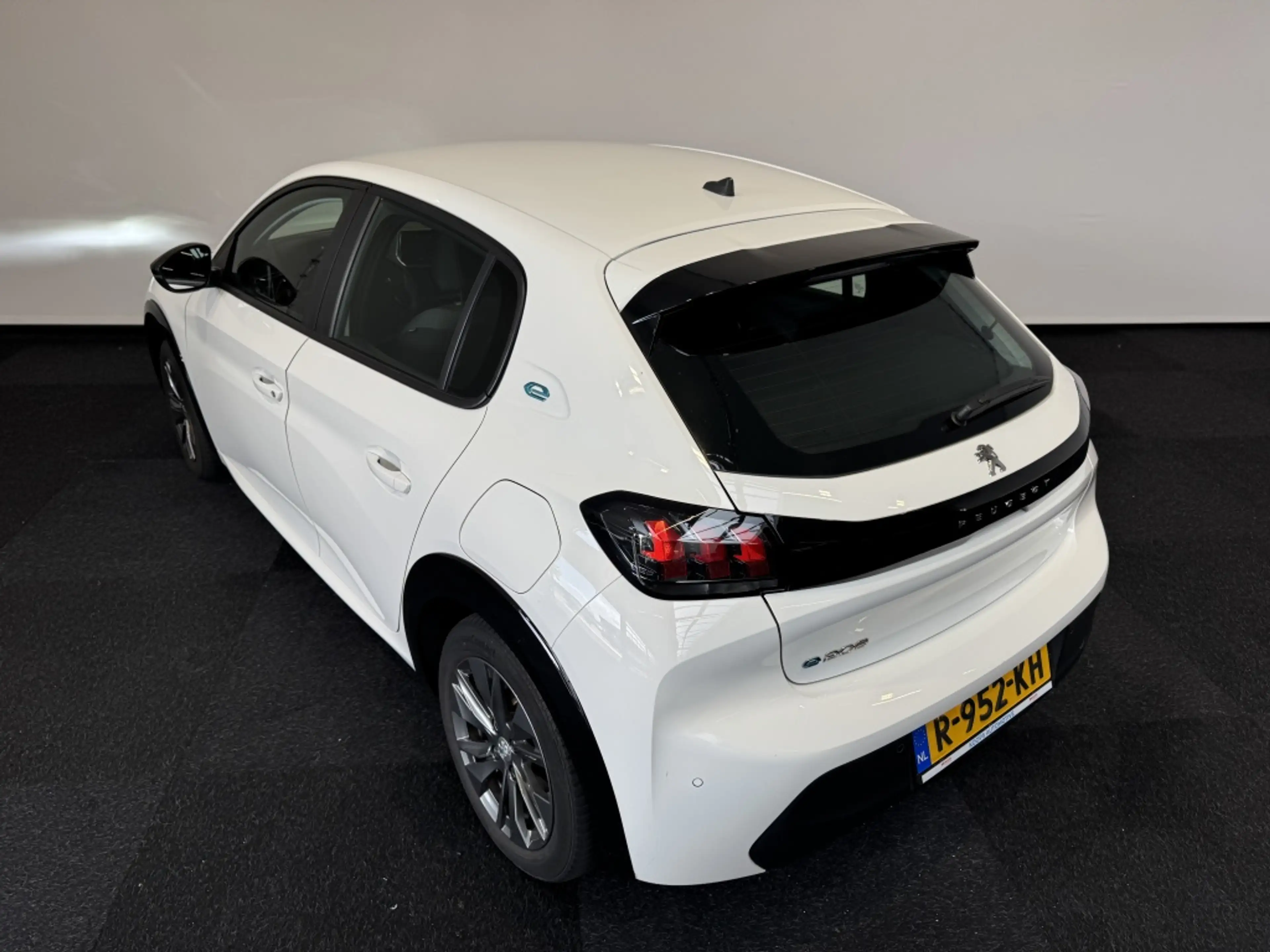 Peugeot e-208 GT Pack EV 50kWh 136 — photo 8