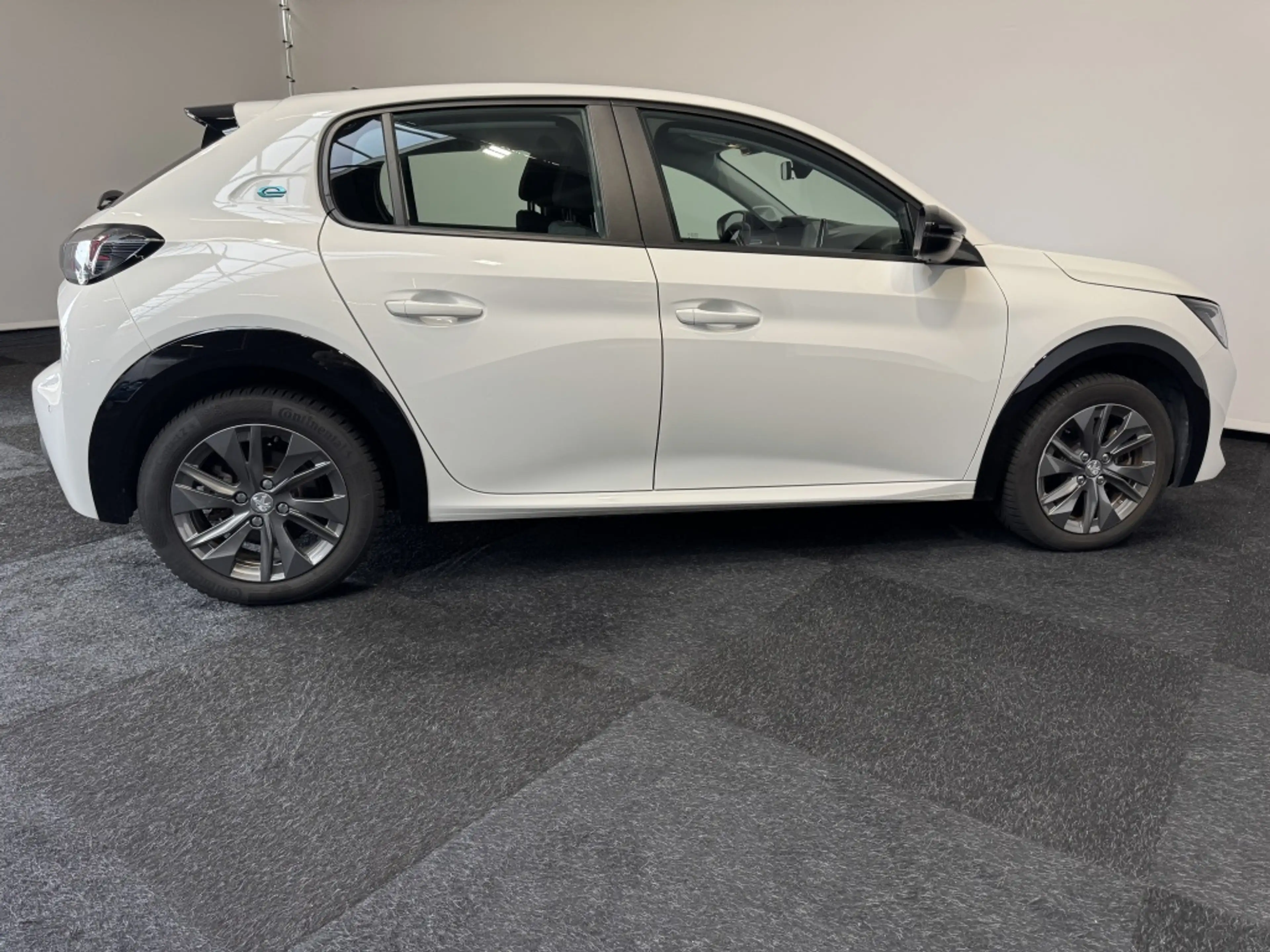 Peugeot e-208 GT Pack EV 50kWh 136 — photo 11