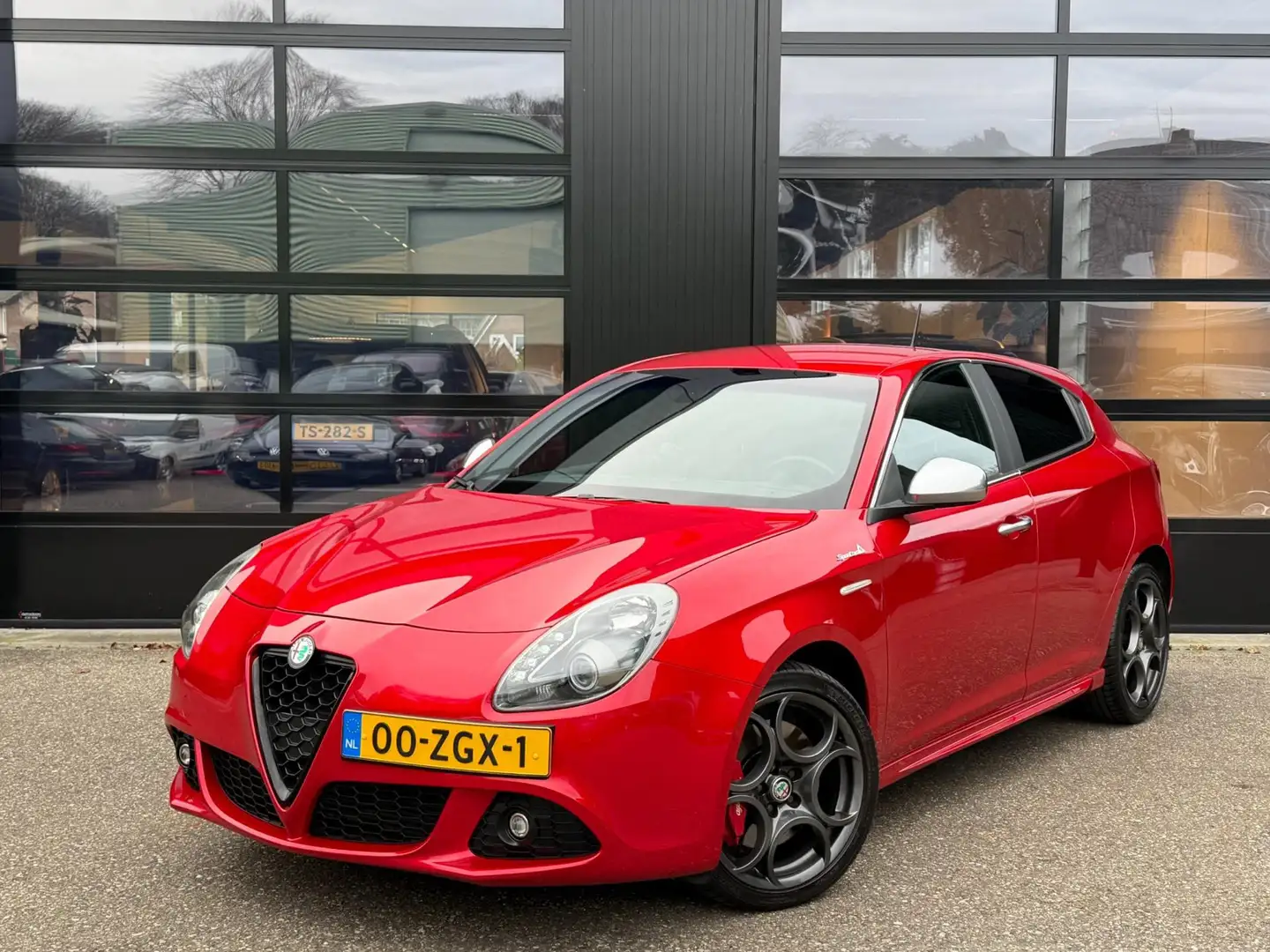 Alfa Romeo Giulietta 1.4 T Automaat Distinctive Sportiva Rood - 1