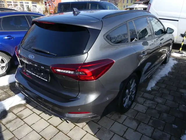 Ford Focus view 3
