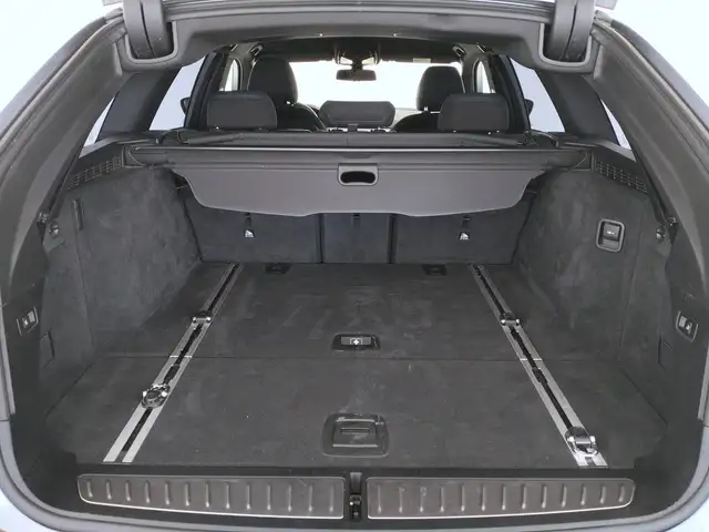 BMW 5 Series view 14