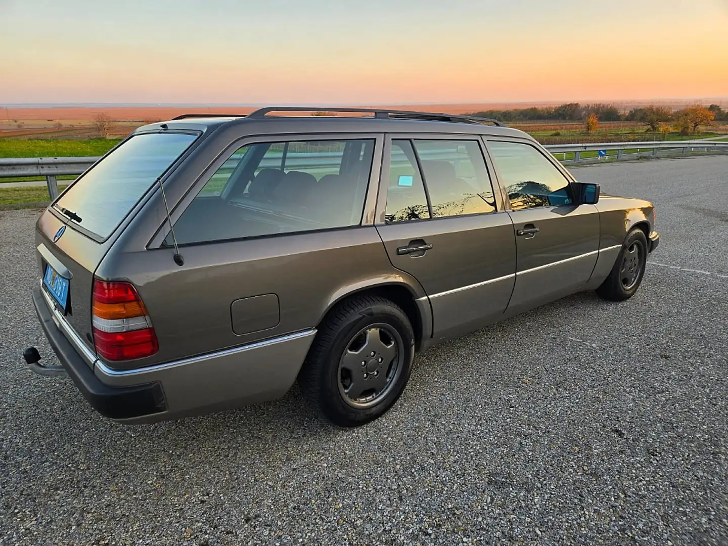 Mercedes-Benz 300 TE-24, 220 ps, Erster Gang hinten selten, 1... Grau - 2