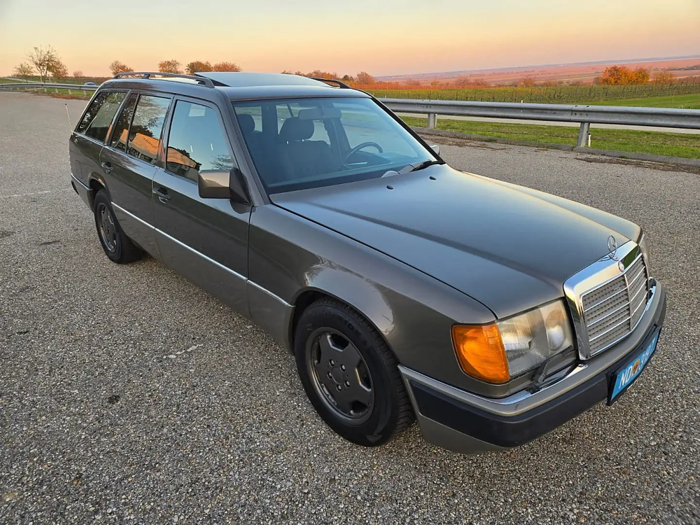 Mercedes-Benz 300 TE-24, 220 ps, Erster Gang hinten selten, 1... Grau - 1