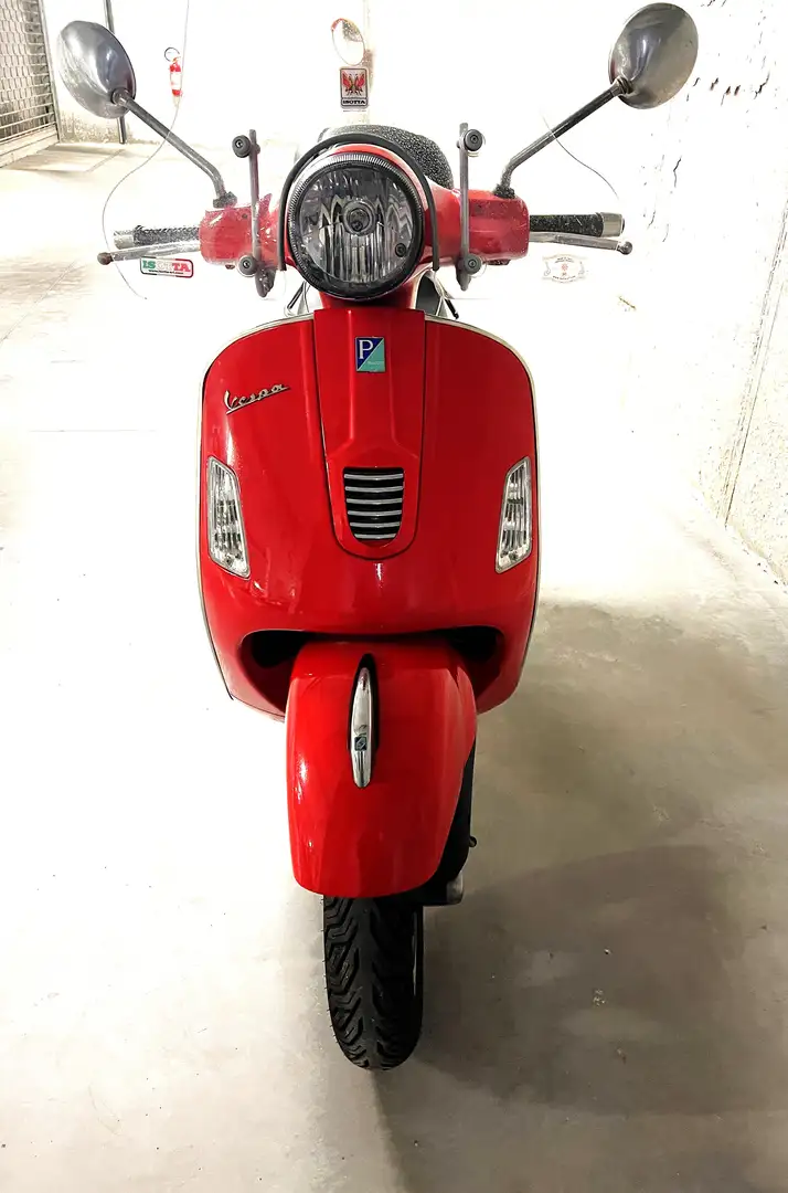 Vespa GTS 300 Red - 1