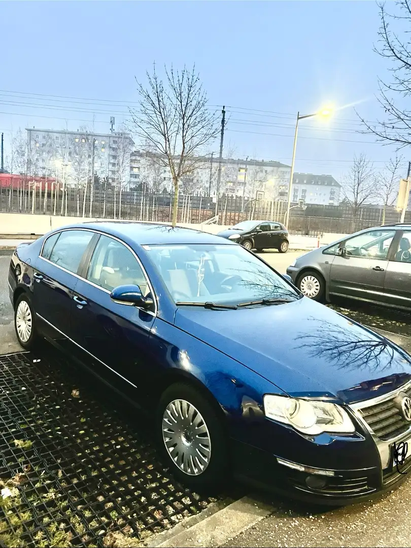 Volkswagen Passat 1.6 FSI. Blau - 1