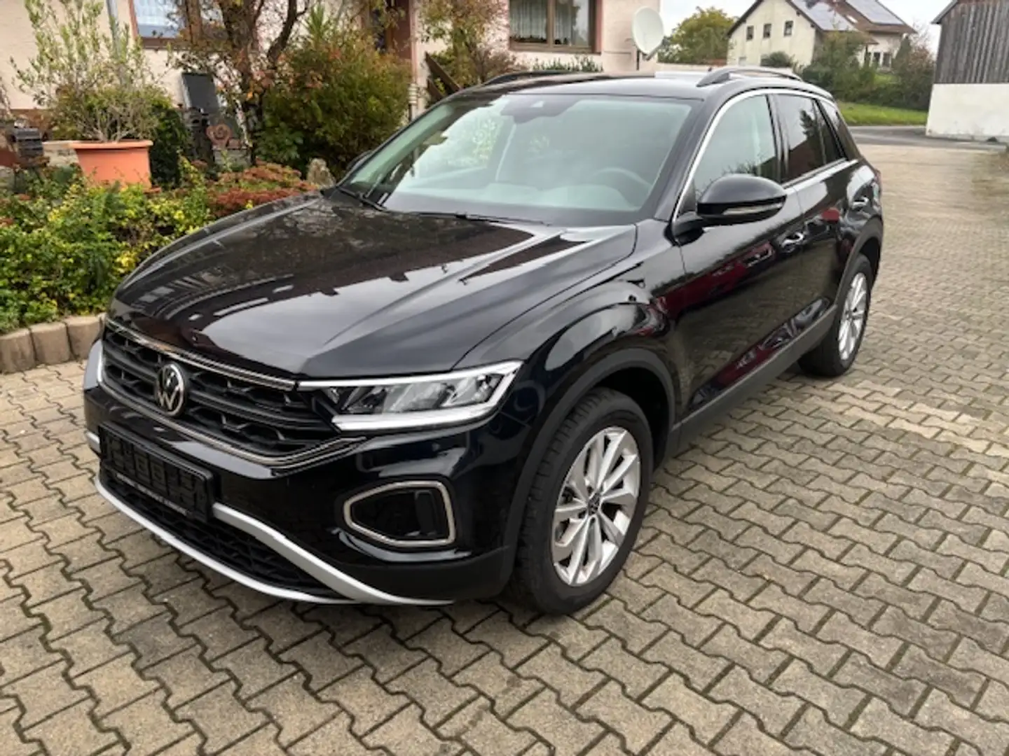 Volkswagen T-Roc Life Edition,LED,SHZ,PDC,RFK,ACC, Noir - 1
