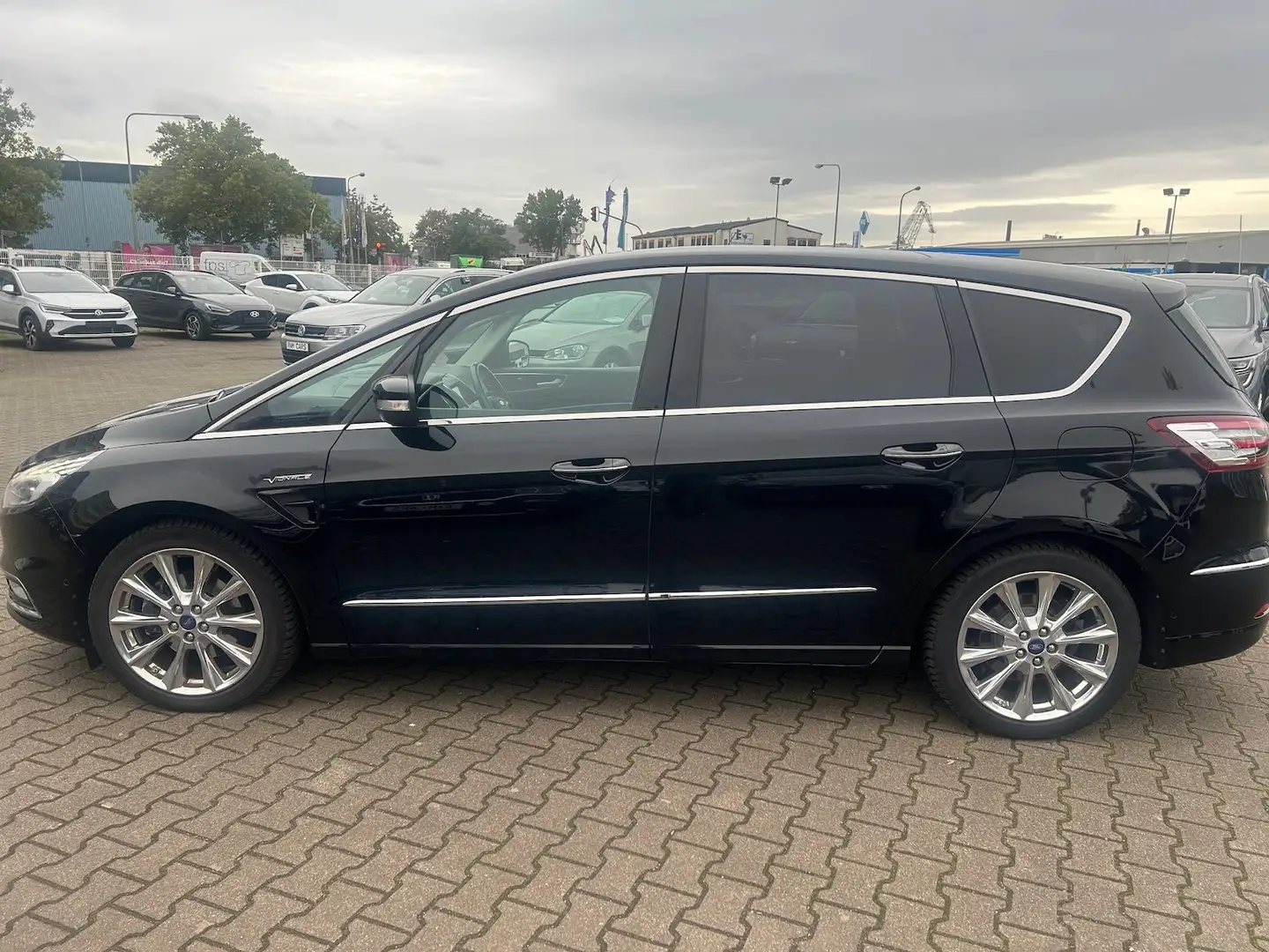 Ford S-Max 2.0 TDCI Vignale/7 Sitze/Autom.Panorama AHK Schwarz - 2