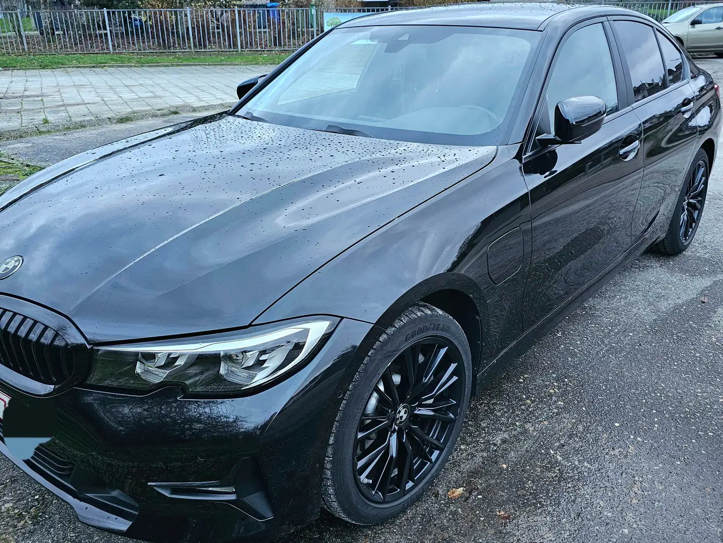 BMW 330 330e iPerformance M Sport Zwart - 2