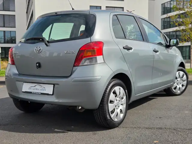 Toyota Yaris view 4