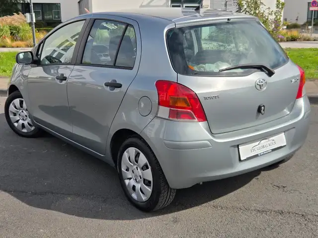 Toyota Yaris view 3