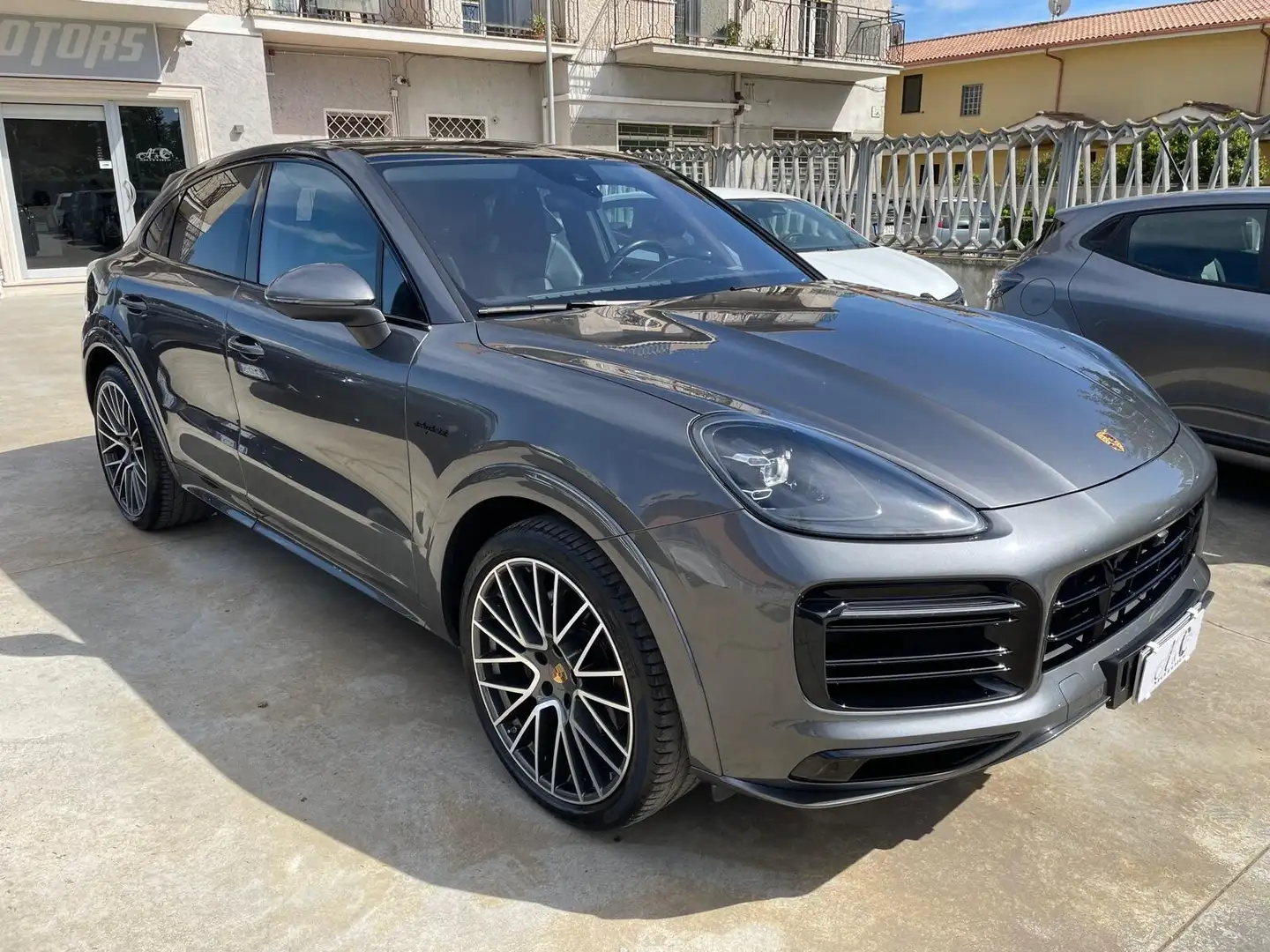 Porsche Cayenne Coupé 3.0 V6 E-Hybrid Grigio - 1