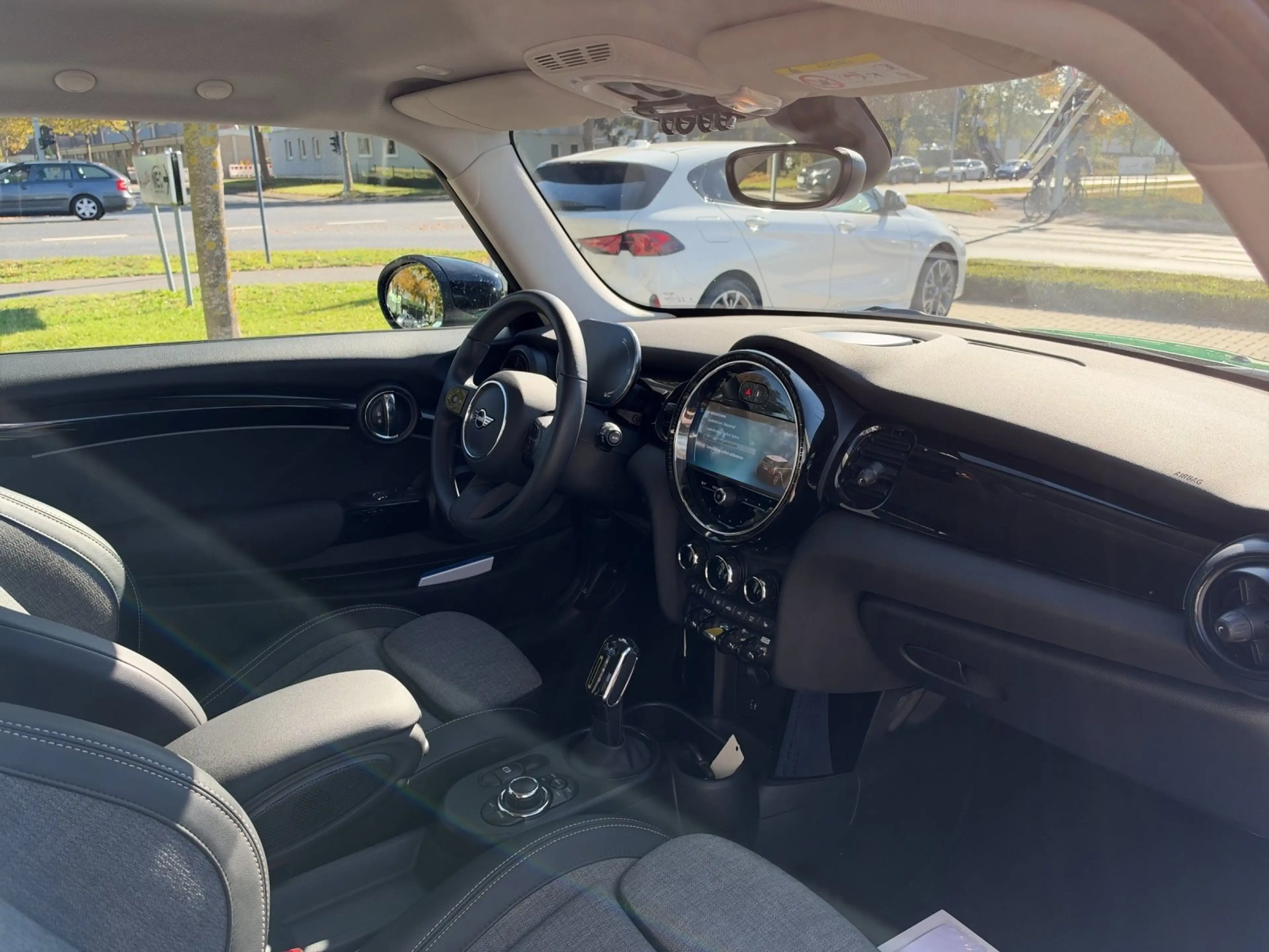 MINI Cooper SE Hatch 16" / DrivAss / Sitzheiz / LED / DAB / CarPl — photo 15