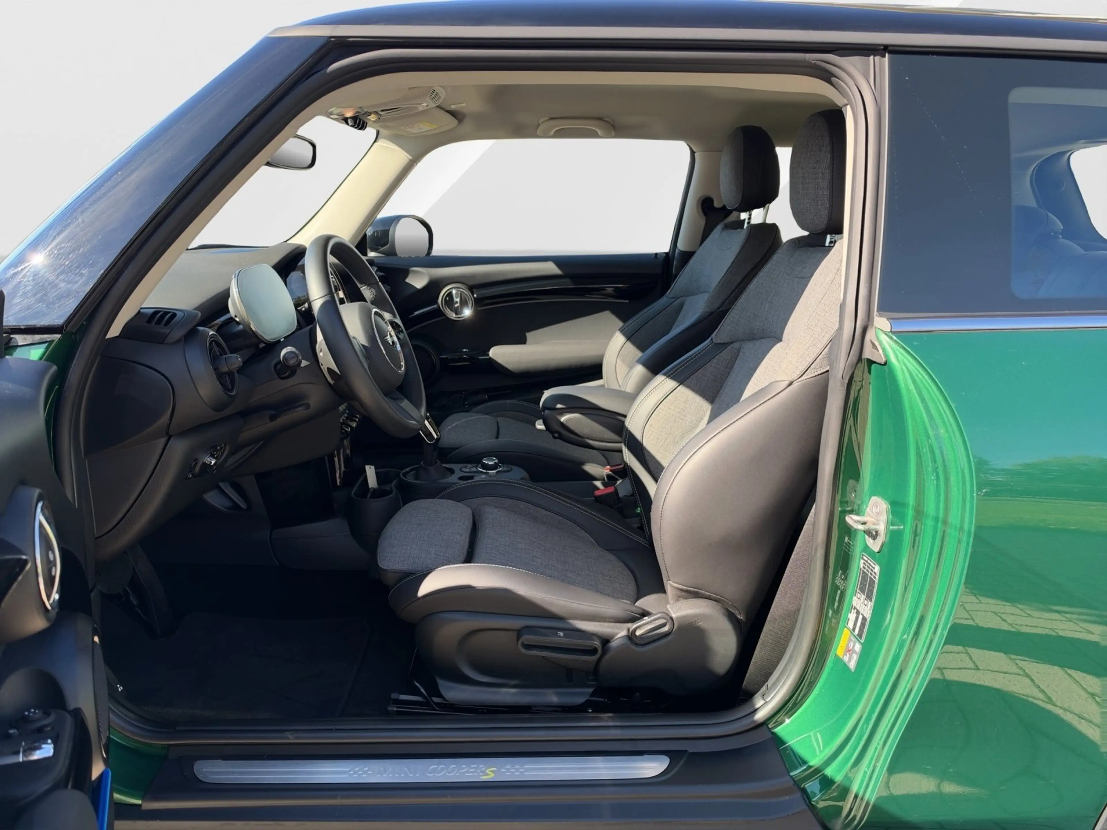 MINI Cooper SE Hatch 16" / DrivAss / Sitzheiz / LED / DAB / CarPl — photo 11