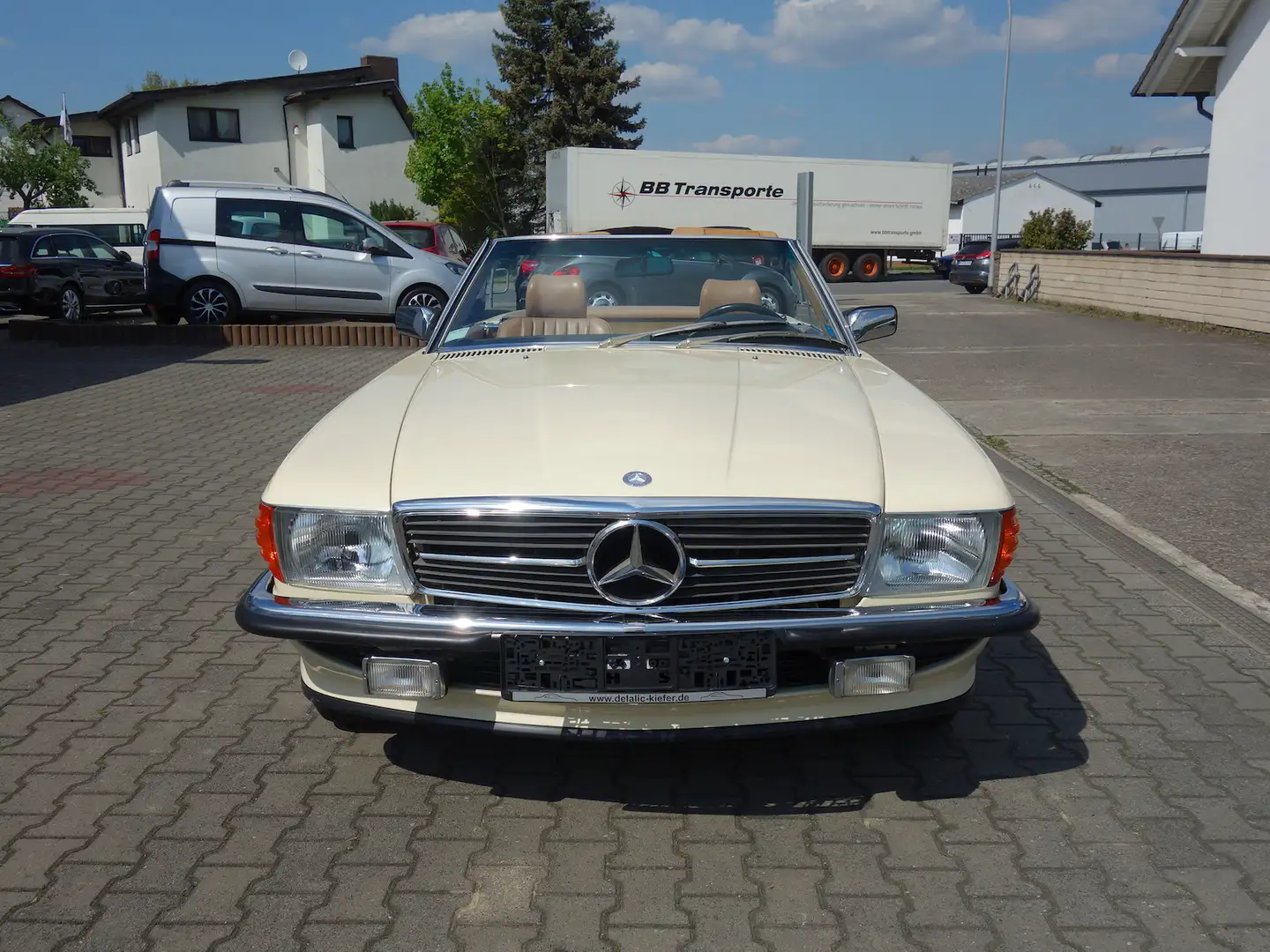 Mercedes-Benz 560 SL Laufleistung ist vollständig dokumentiert Бежевий - 2