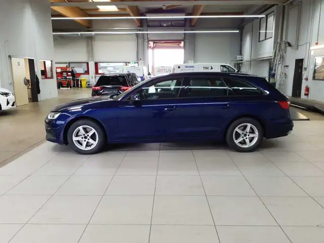 Audi A4 view 9