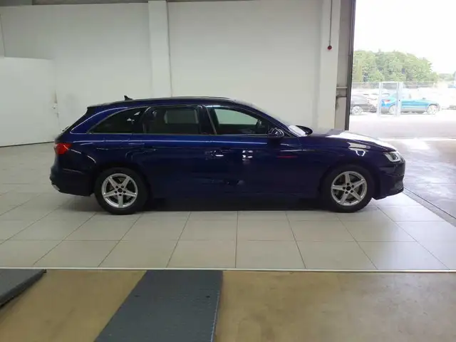 Audi A4 view 7