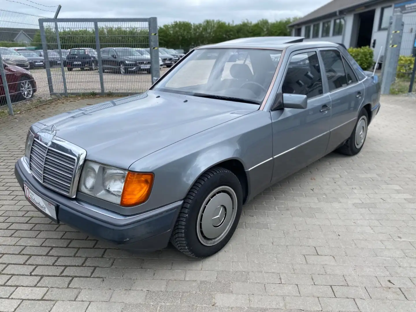 Mercedes-Benz 220 E Lim. W124 1-Hand Aut. *Komplette Historie* Grau - 1