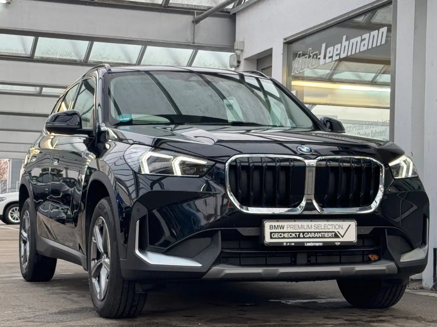 BMW X1 sDrive18i PremiumPaket/Anhängerkupplung Schwarz - 2