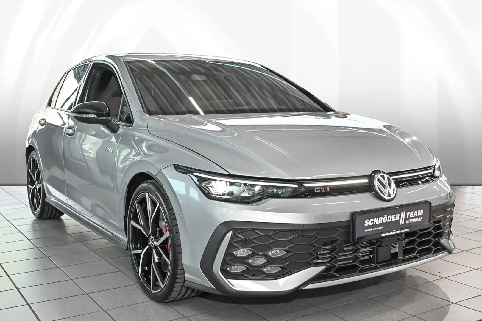Volkswagen Golf GTI VIII 2.0 TSI DSG Black Style Silber - 2