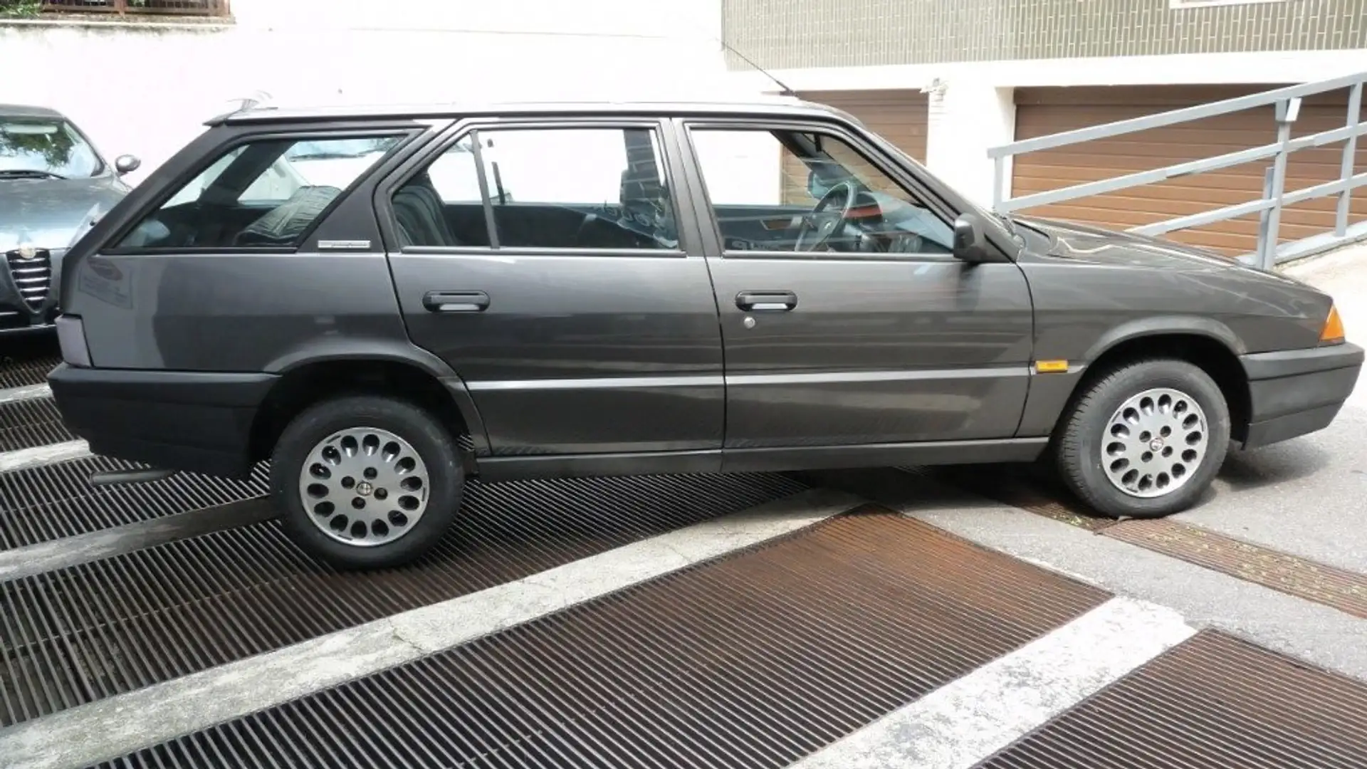Alfa Romeo 33 33 SW 1.3 Šedá - 2