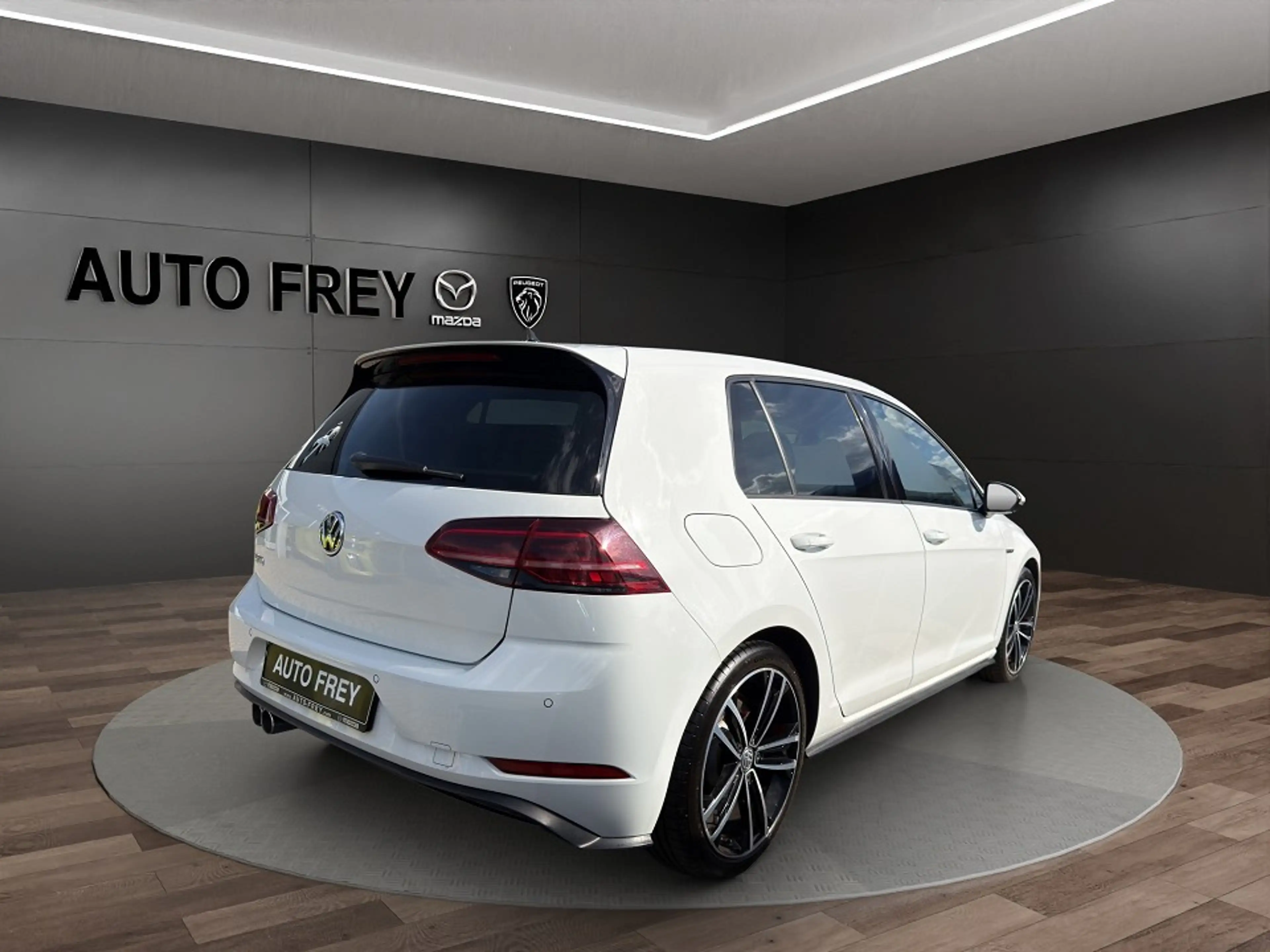 Volkswagen Golf GTD DSG NAVI LED AID — photo 3