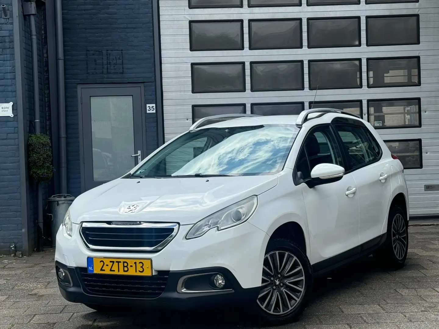 Peugeot 2008 1.2 PureTech Active | Airco | Cruise | Scherm Wit - 1