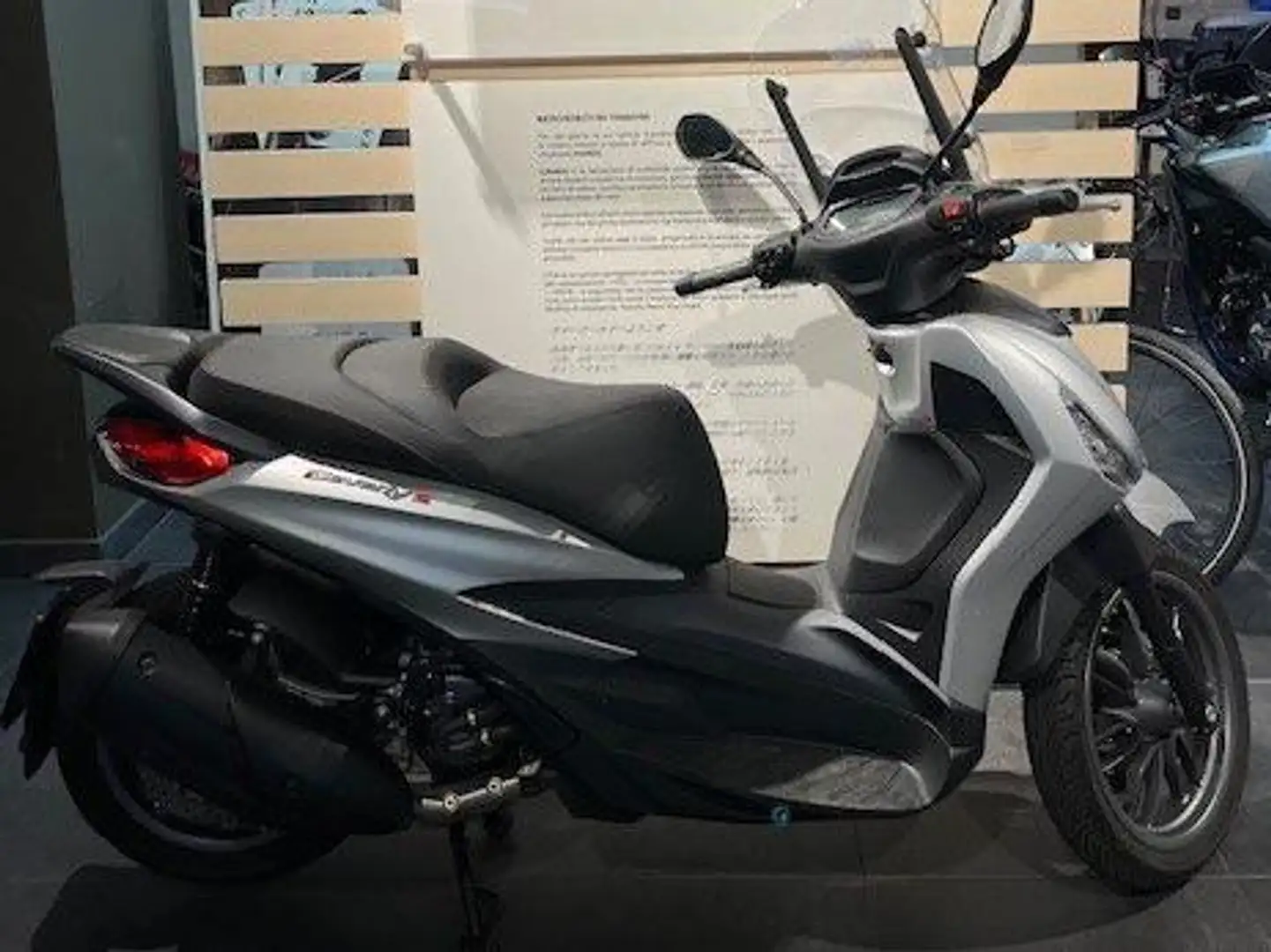 Piaggio Beverly 300 HPE Argintiu - 1