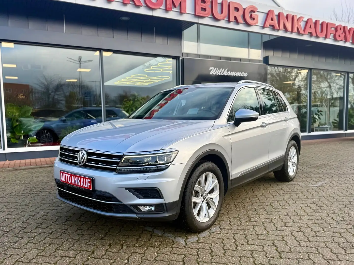 Volkswagen Tiguan Highline 4Motion Automatik LED PANO HUD Silber - 2