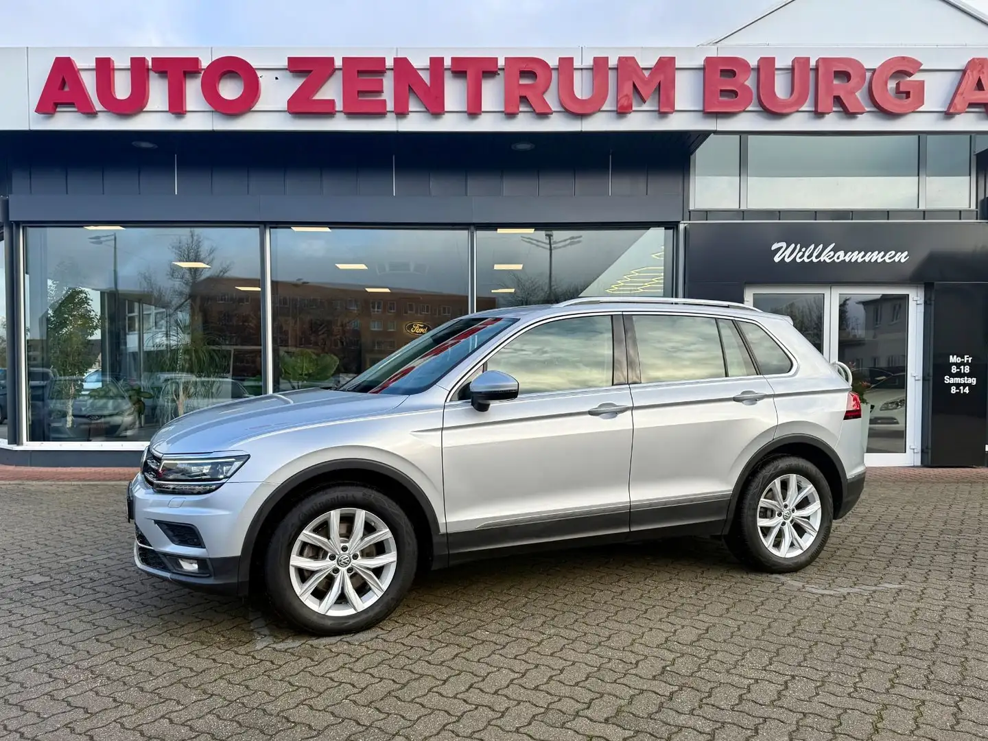 Volkswagen Tiguan Highline 4Motion Automatik LED PANO HUD Silber - 1