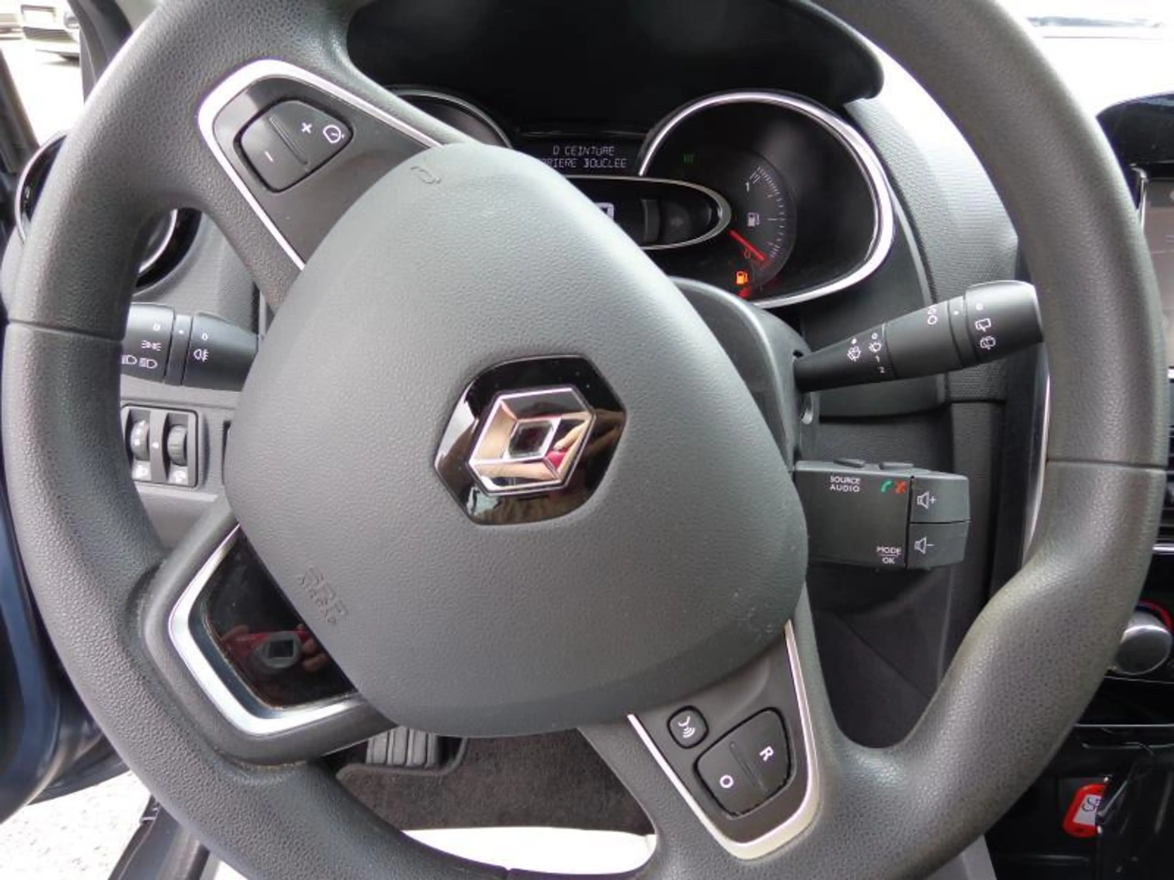 Renault Clio 1.2i - GPS - Clim - Toit pano — photo 4
