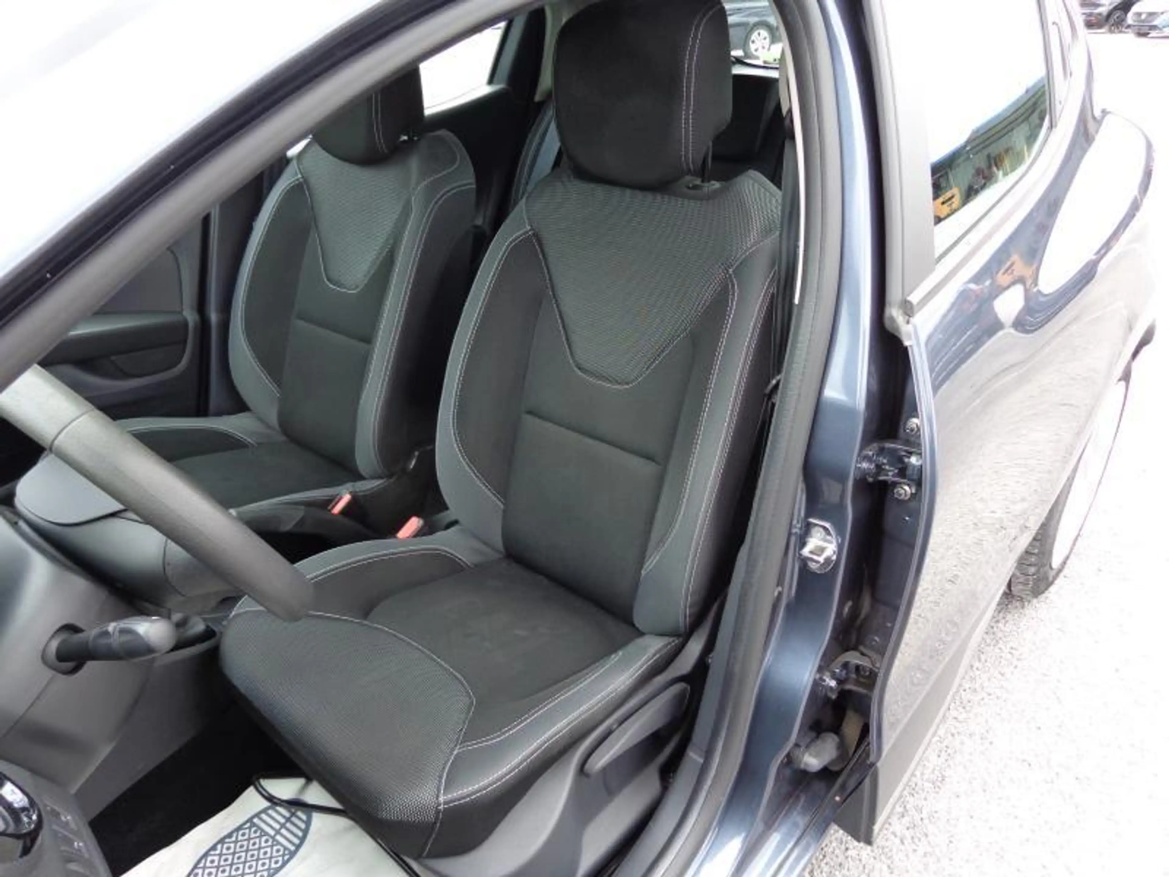 Renault Clio 1.2i - GPS - Clim - Toit pano — photo 8