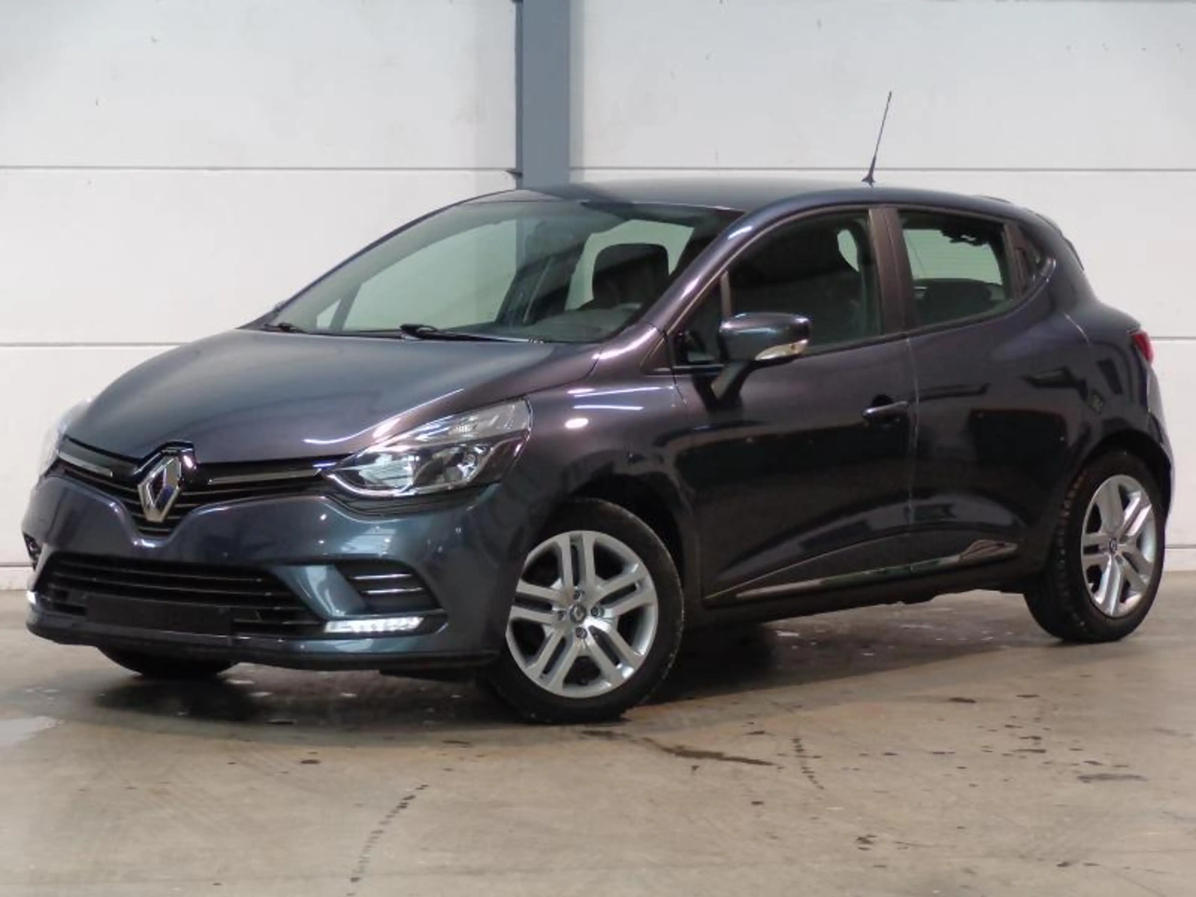 Renault Clio 1.2i - GPS - Clim - Toit pano