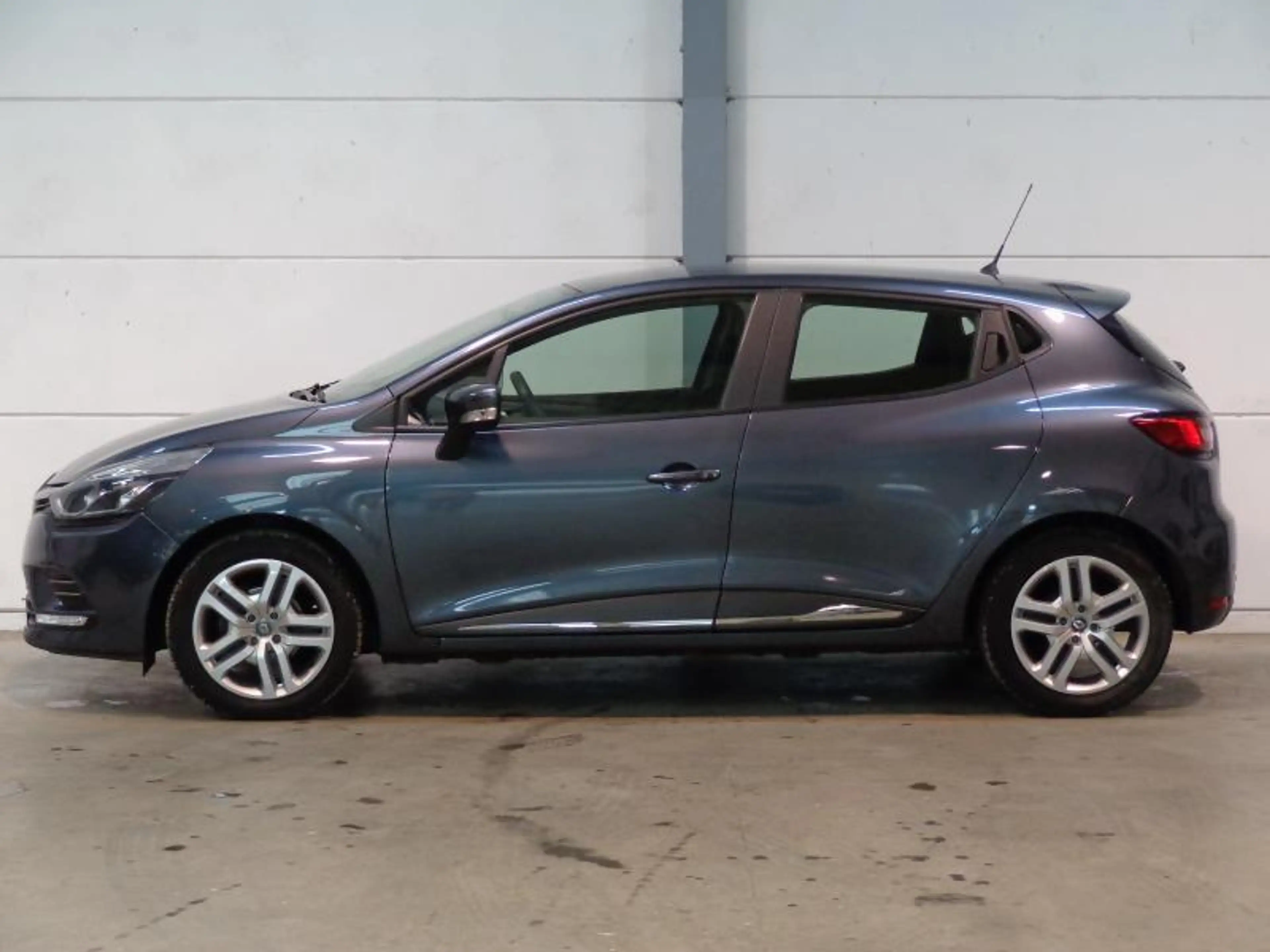 Renault Clio 1.2i - GPS - Clim - Toit pano — photo 7