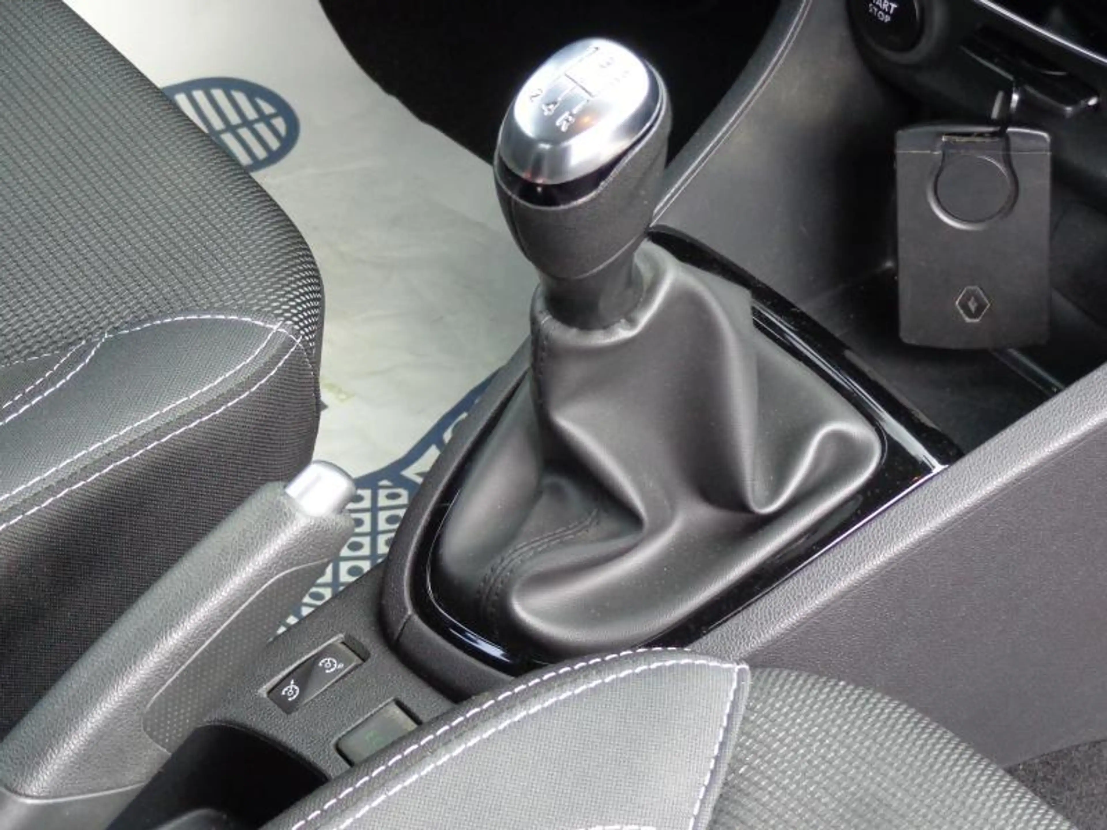 Renault Clio 1.2i - GPS - Clim - Toit pano — photo 9