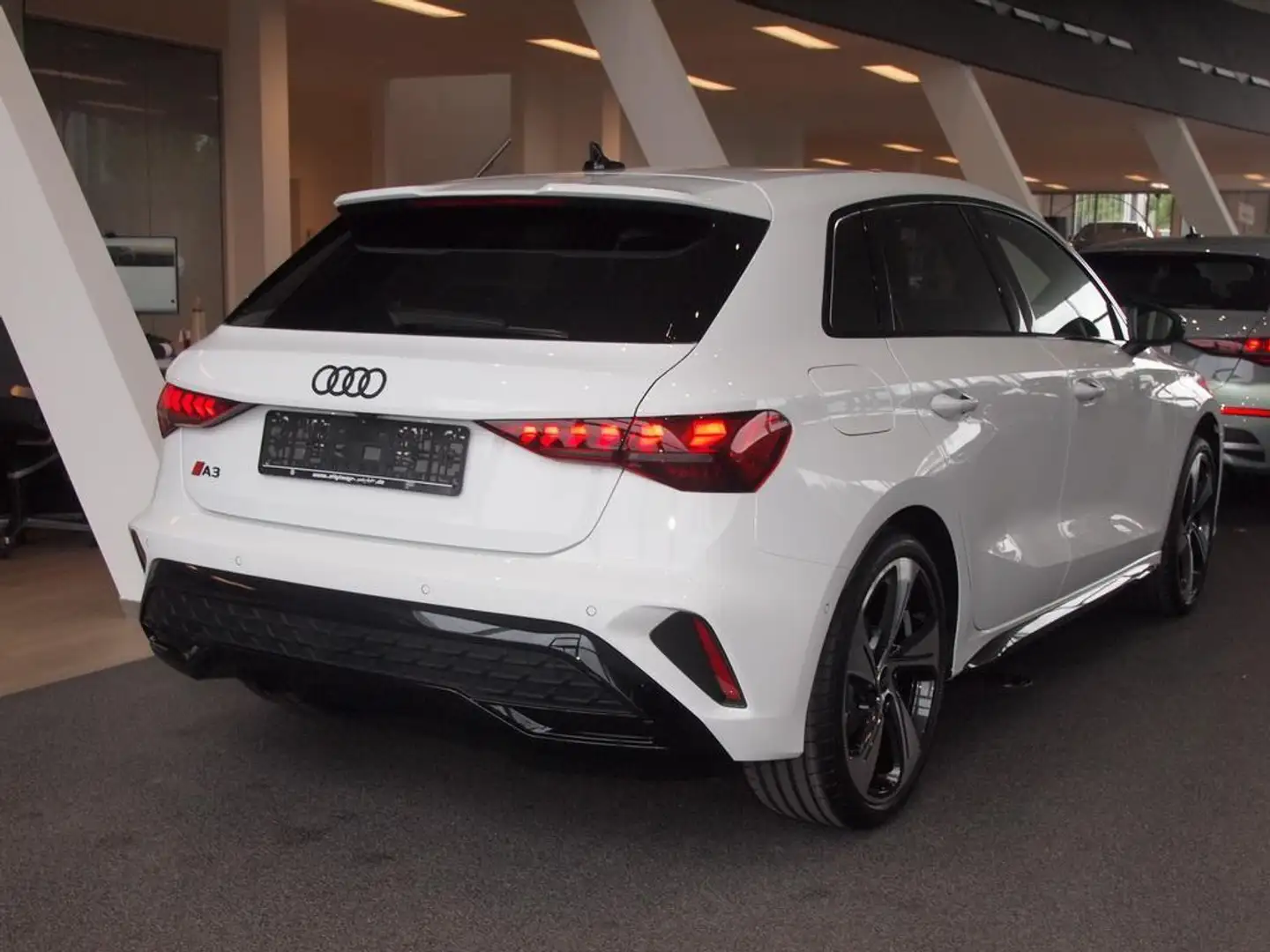 Audi A3 S line 35 TFSI S tronic Alu-19`ACC Weiß - 2