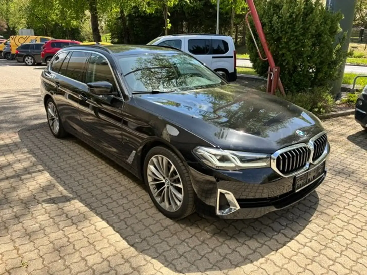BMW 520 520 d xDrive Aut. Luxury Line *TOP ZUSTAND* Schwarz - 1