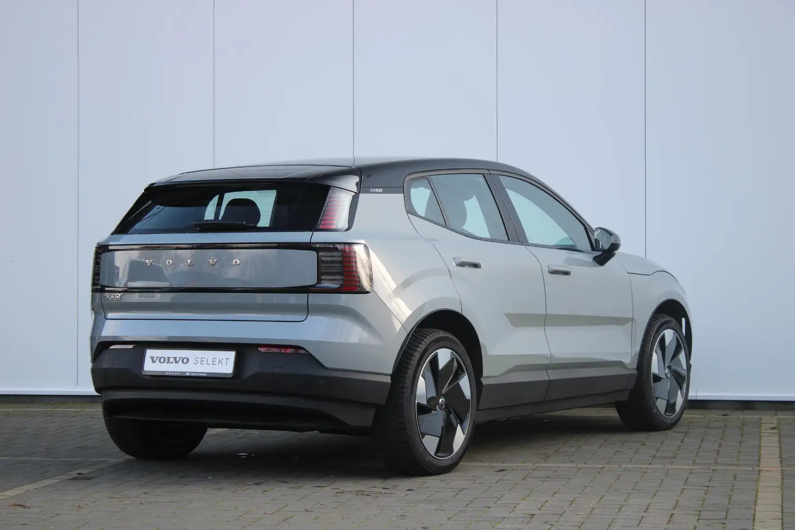 Volvo EX30 Twin Motor Performance Ultra | Verwarmbare Voorsto Grijs - 2